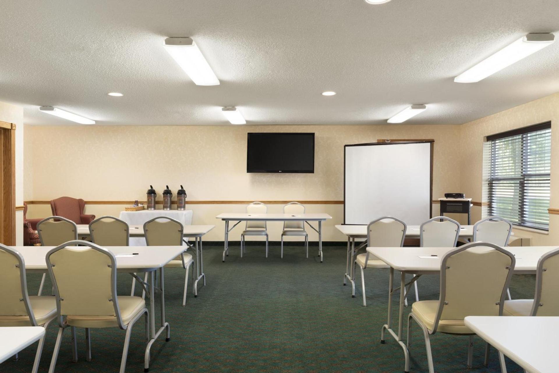 Country Inn & Suites by Radisson, Mason City, IA photo 8