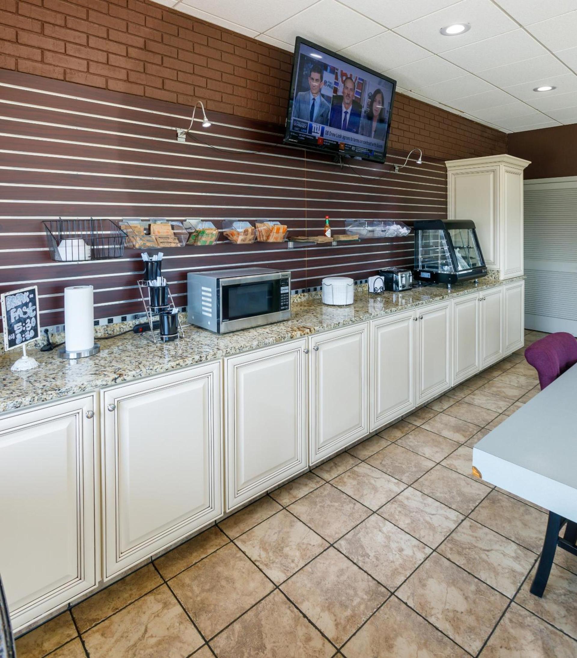 Gadsden Inn and Suites photo 28