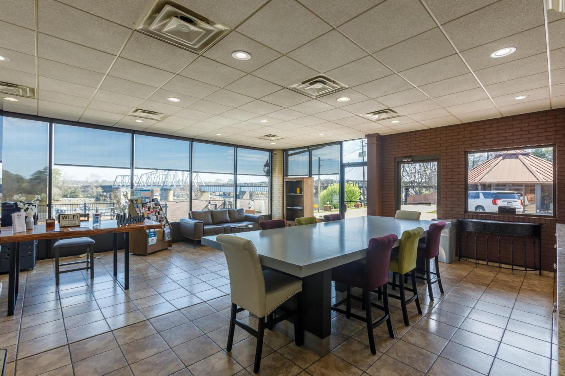 Gadsden Inn and Suites photo 33