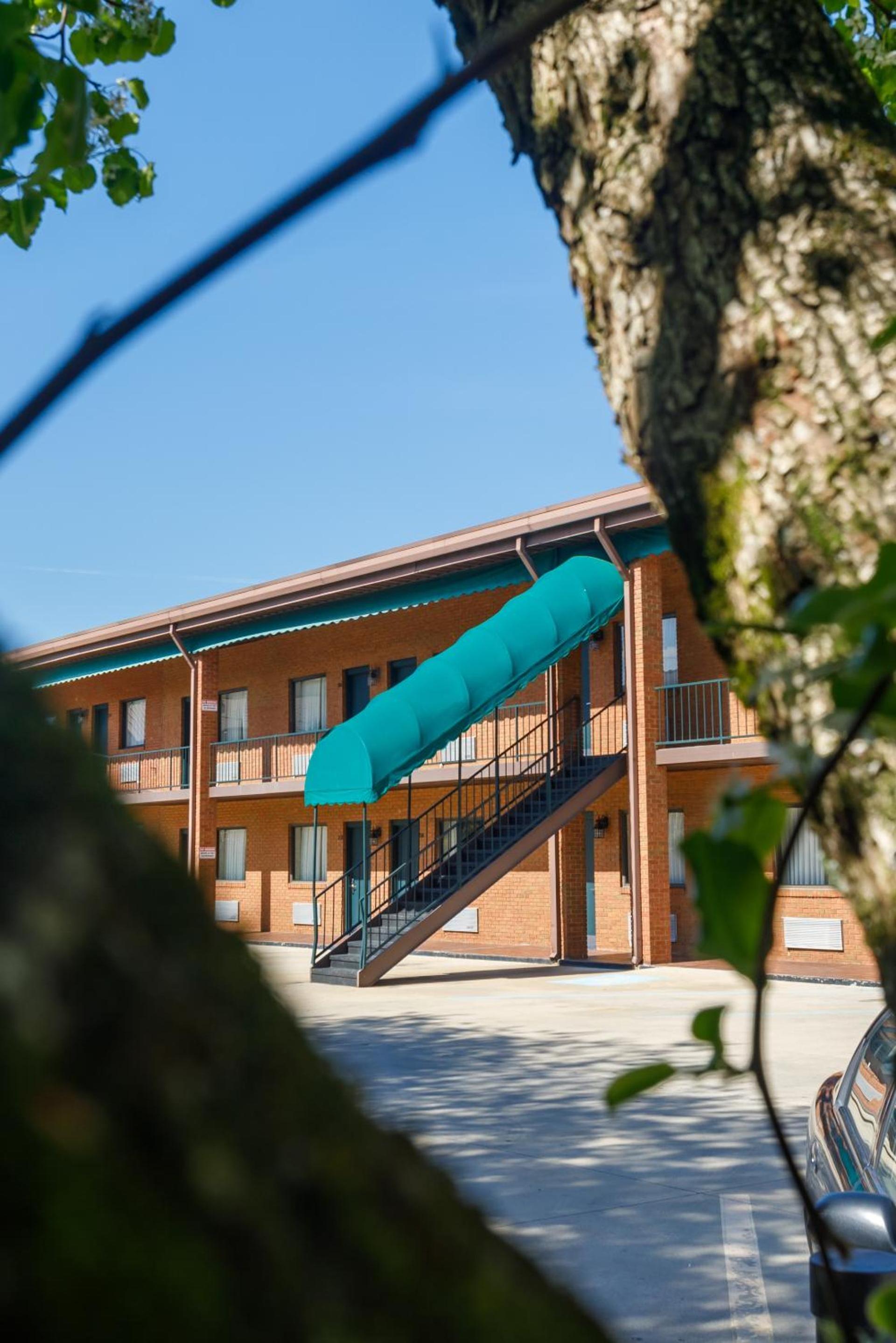Gadsden Inn and Suites photo 4
