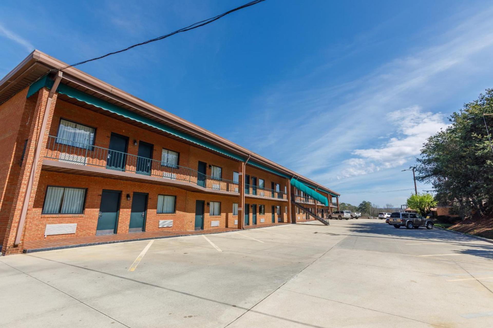 Gadsden Inn and Suites photo 12