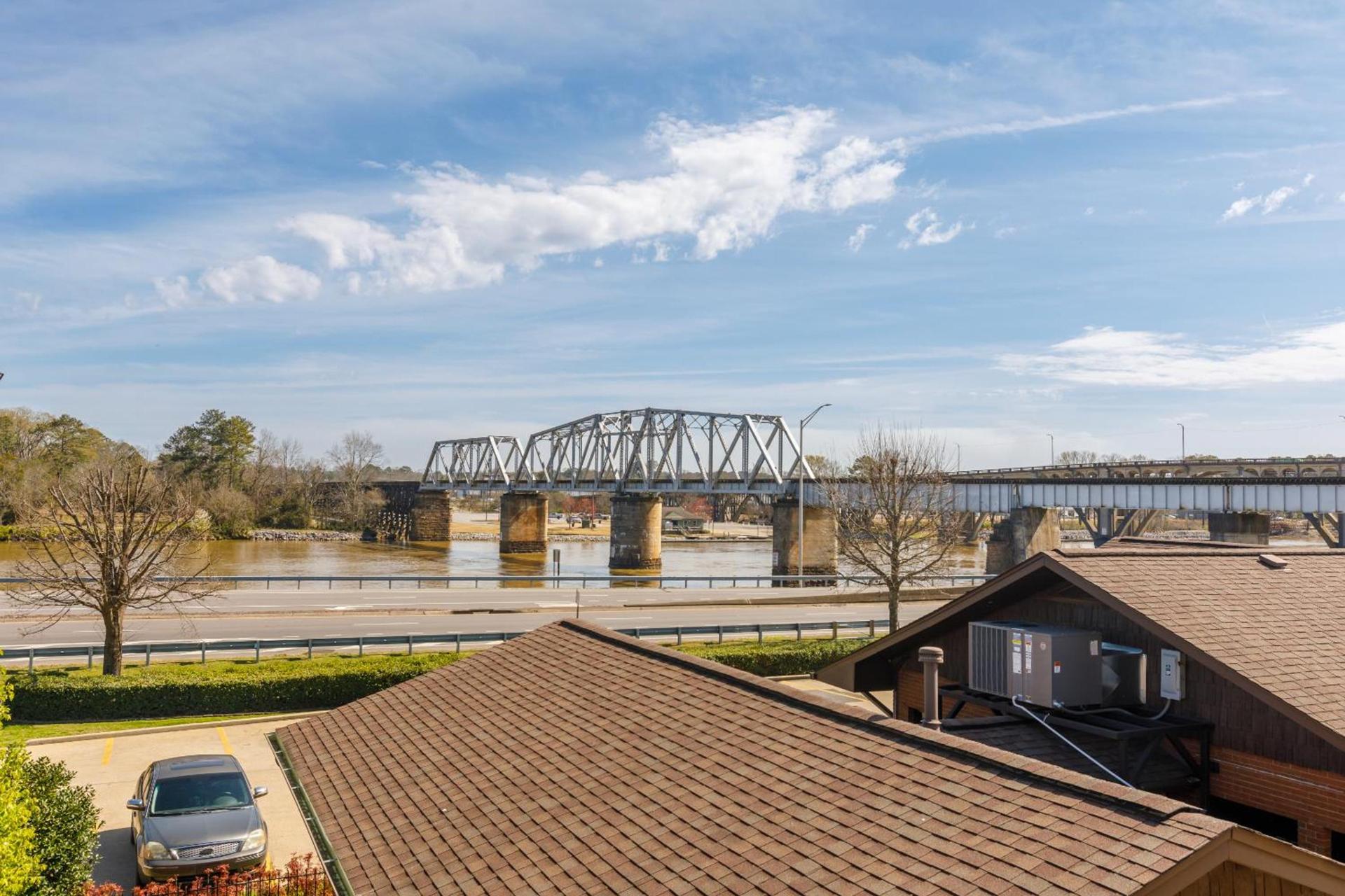 Gadsden Inn and Suites photo 15