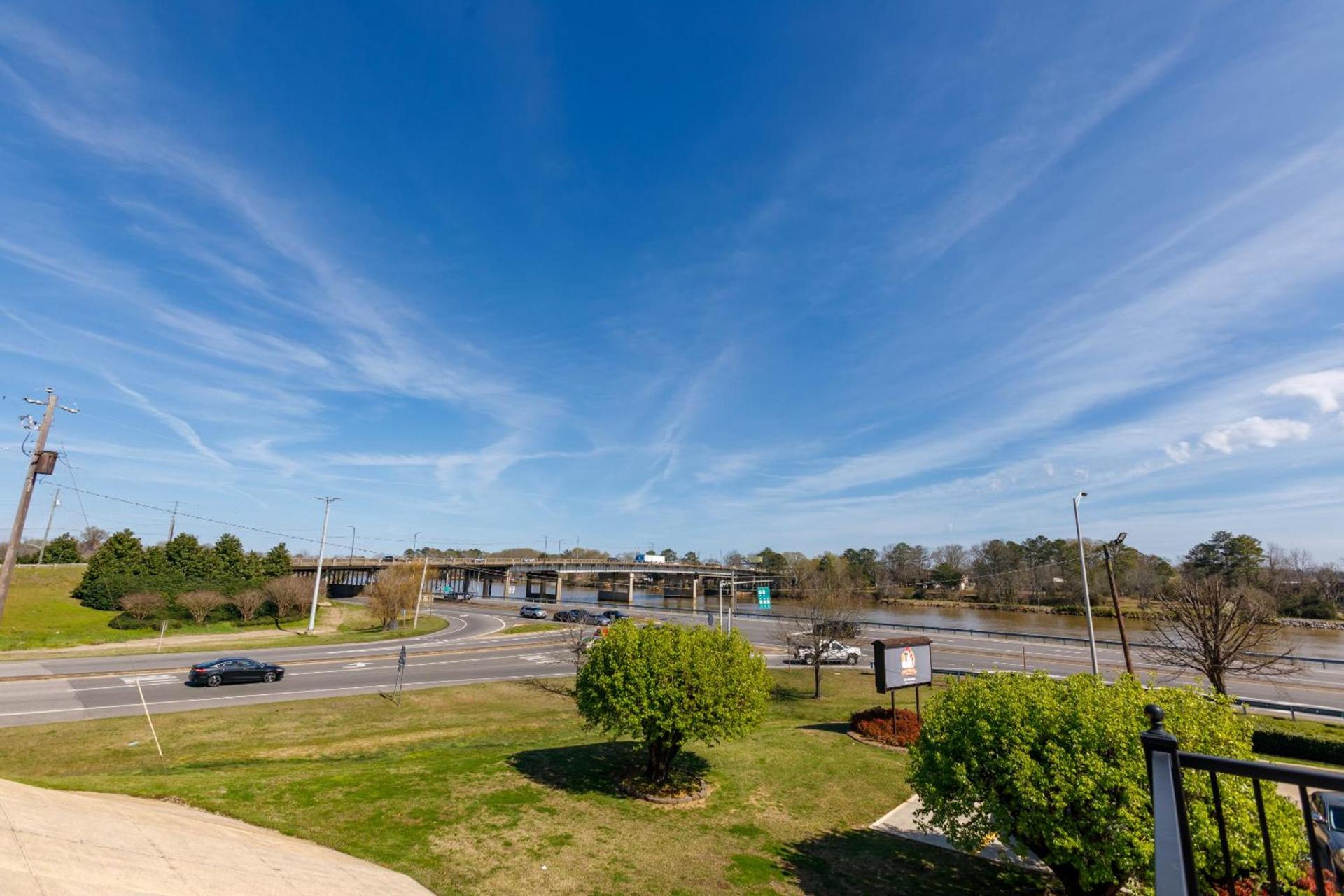 Gadsden Inn and Suites photo 16