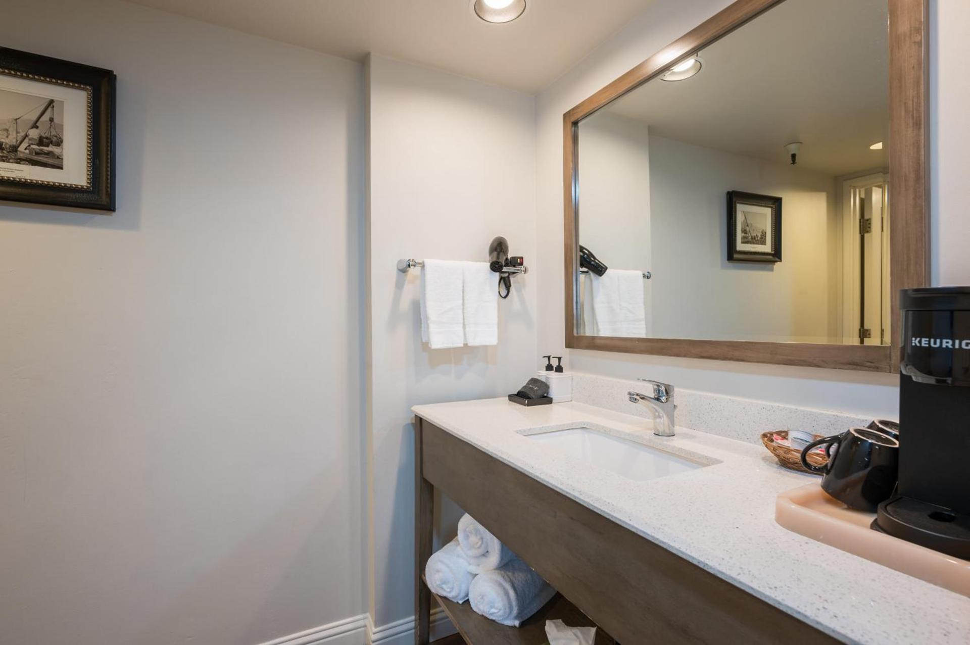 456 Embarcadero Inn & Suites photo 23