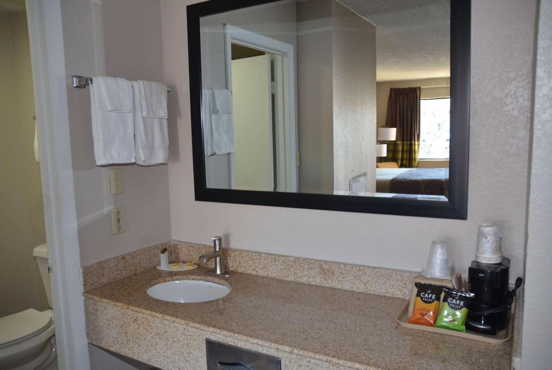 Super 8 by Wyndham Fredericksburg photo 27