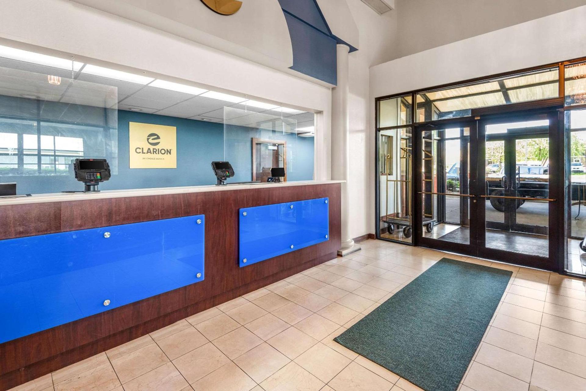 Clarion Inn & Suites Indianapolis Northwest photo 3