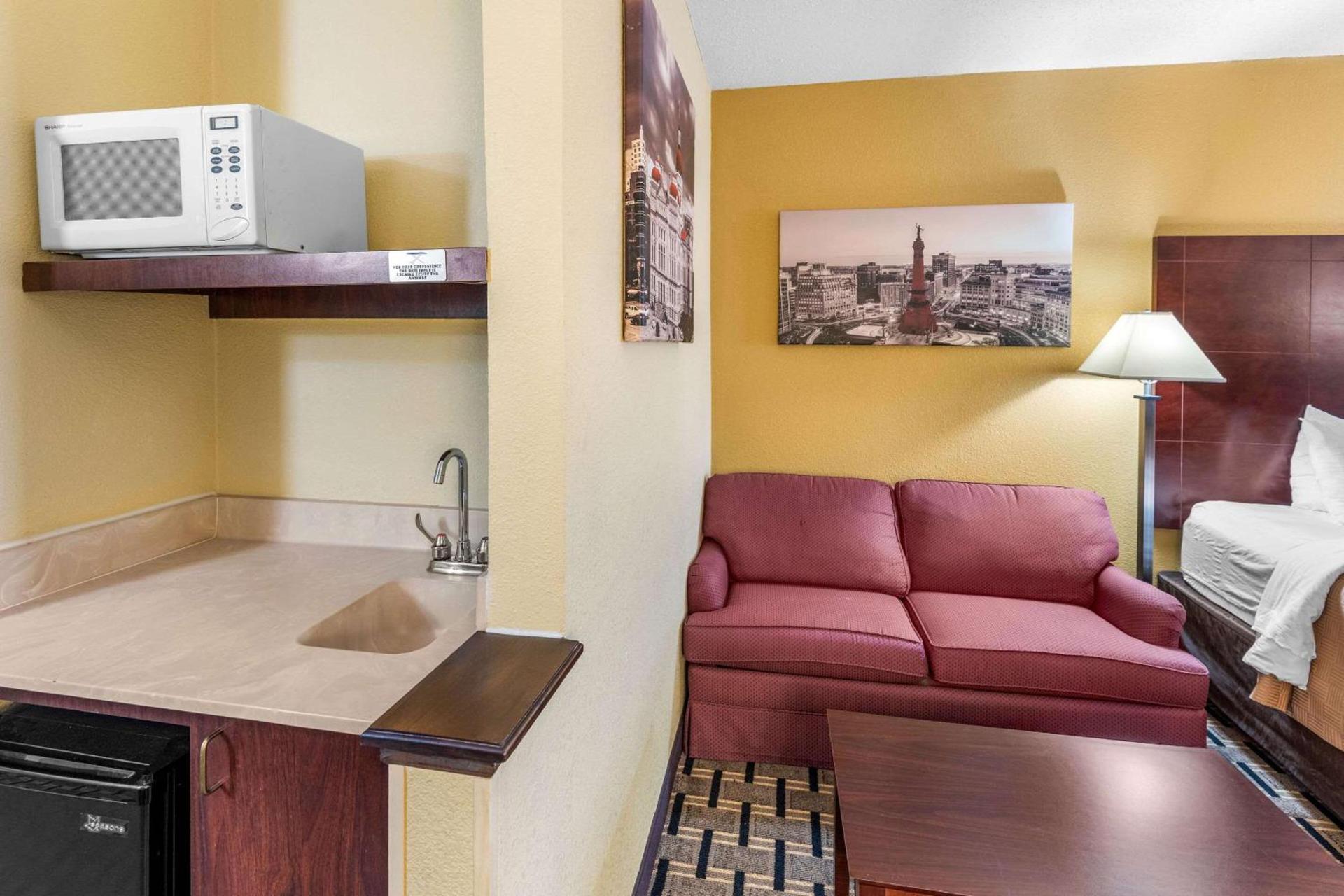 Clarion Inn & Suites Indianapolis Northwest photo 8