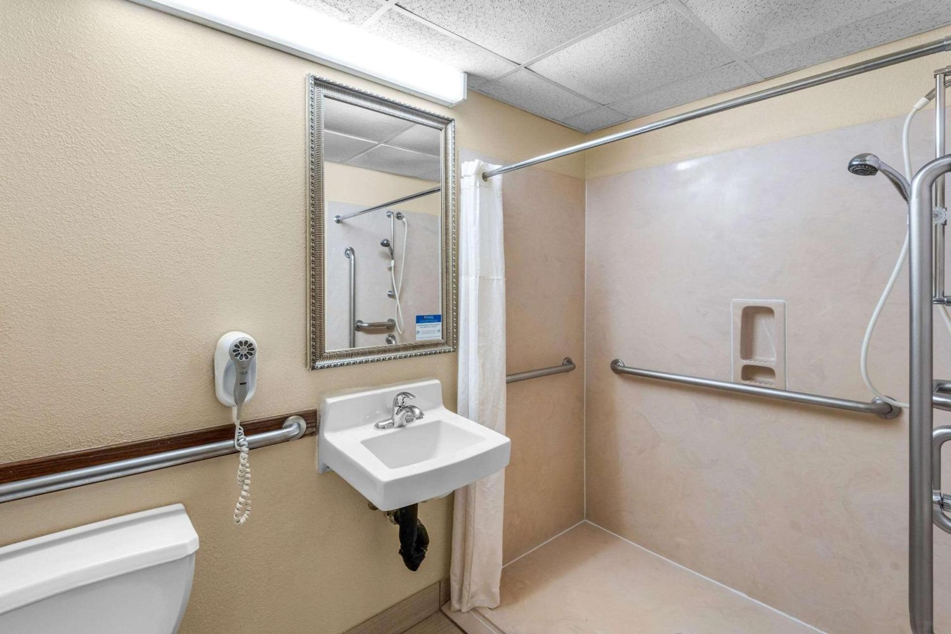 Clarion Inn & Suites Indianapolis Northwest photo 9