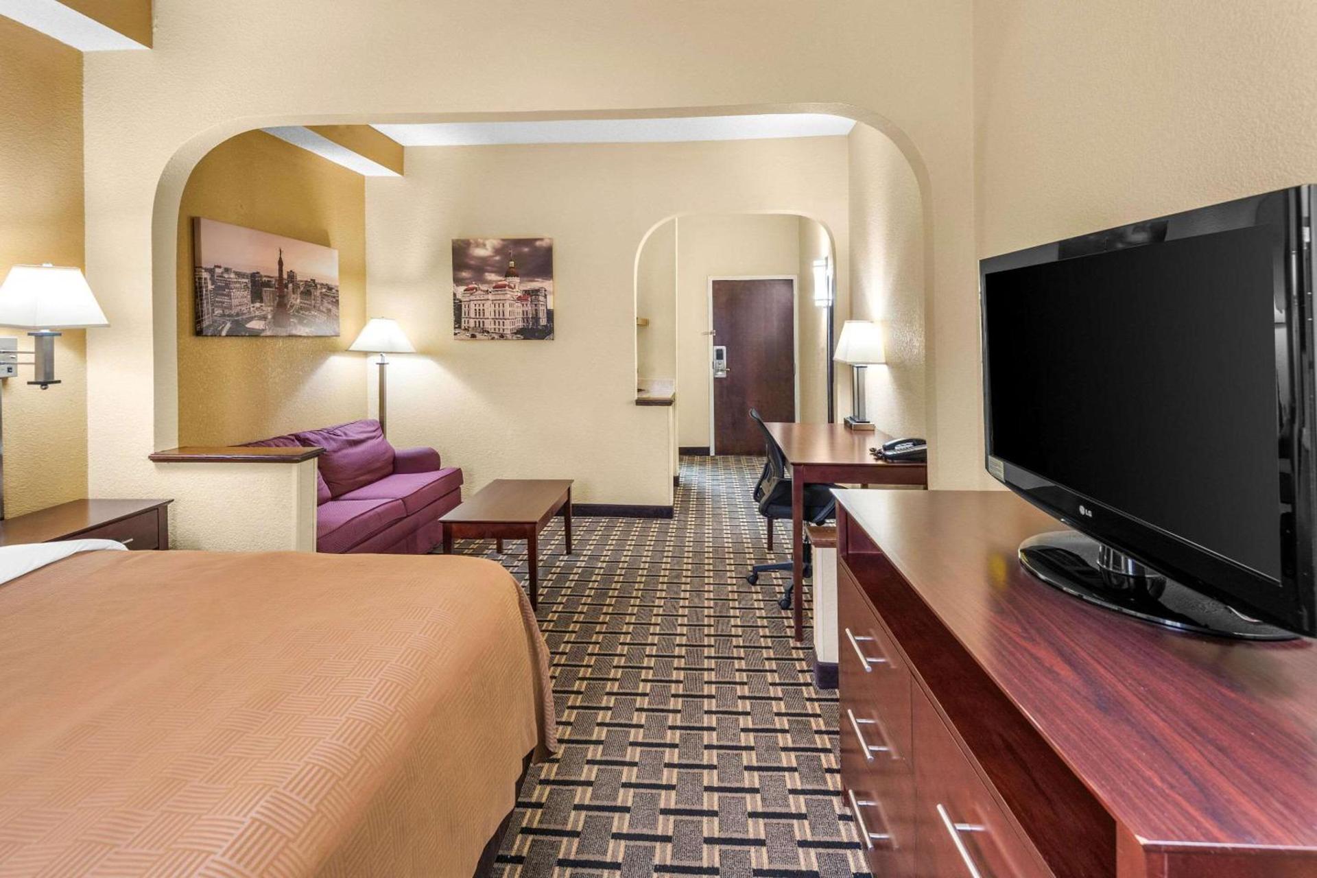 Clarion Inn & Suites Indianapolis Northwest photo 12