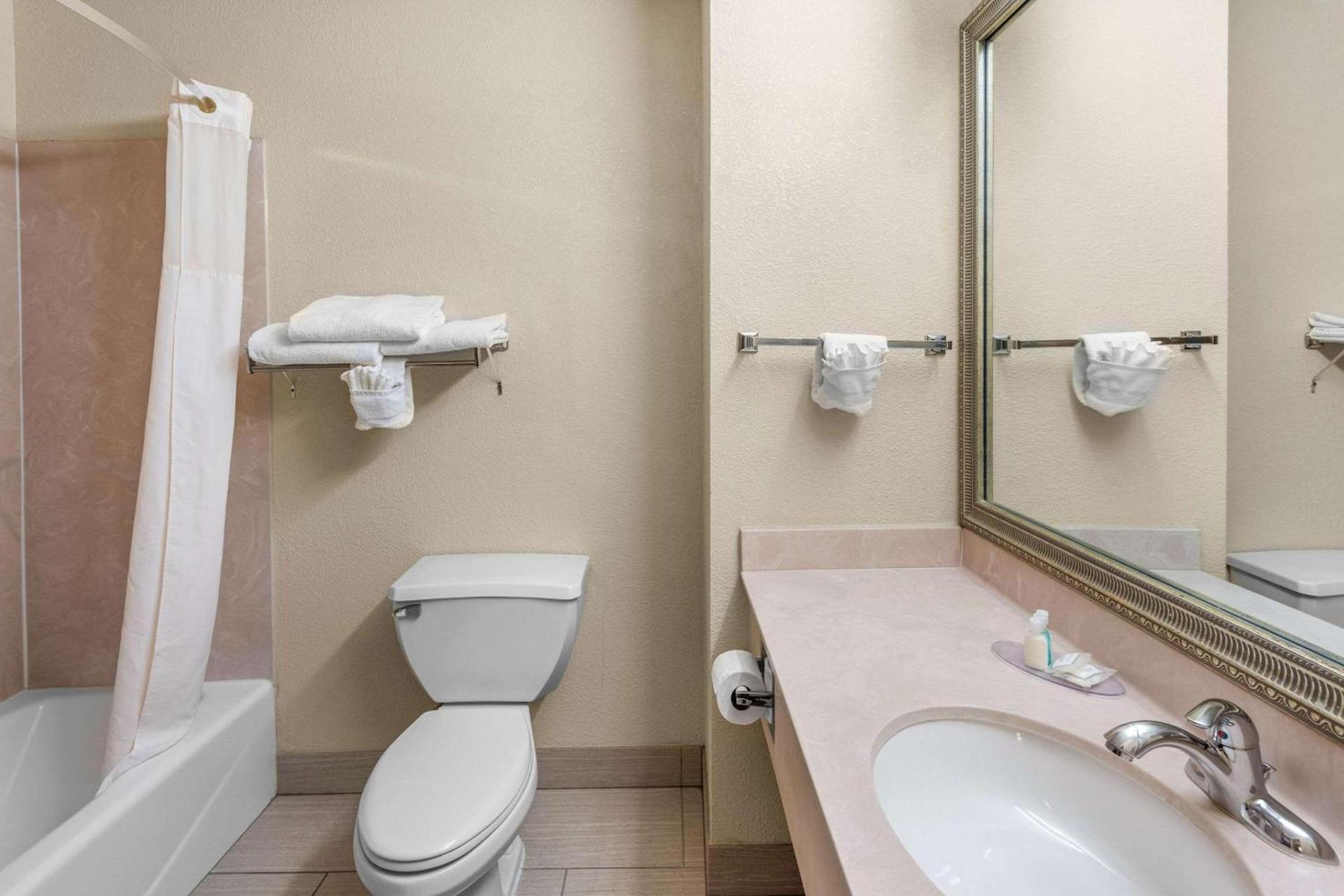 Clarion Inn & Suites Indianapolis Northwest photo 13