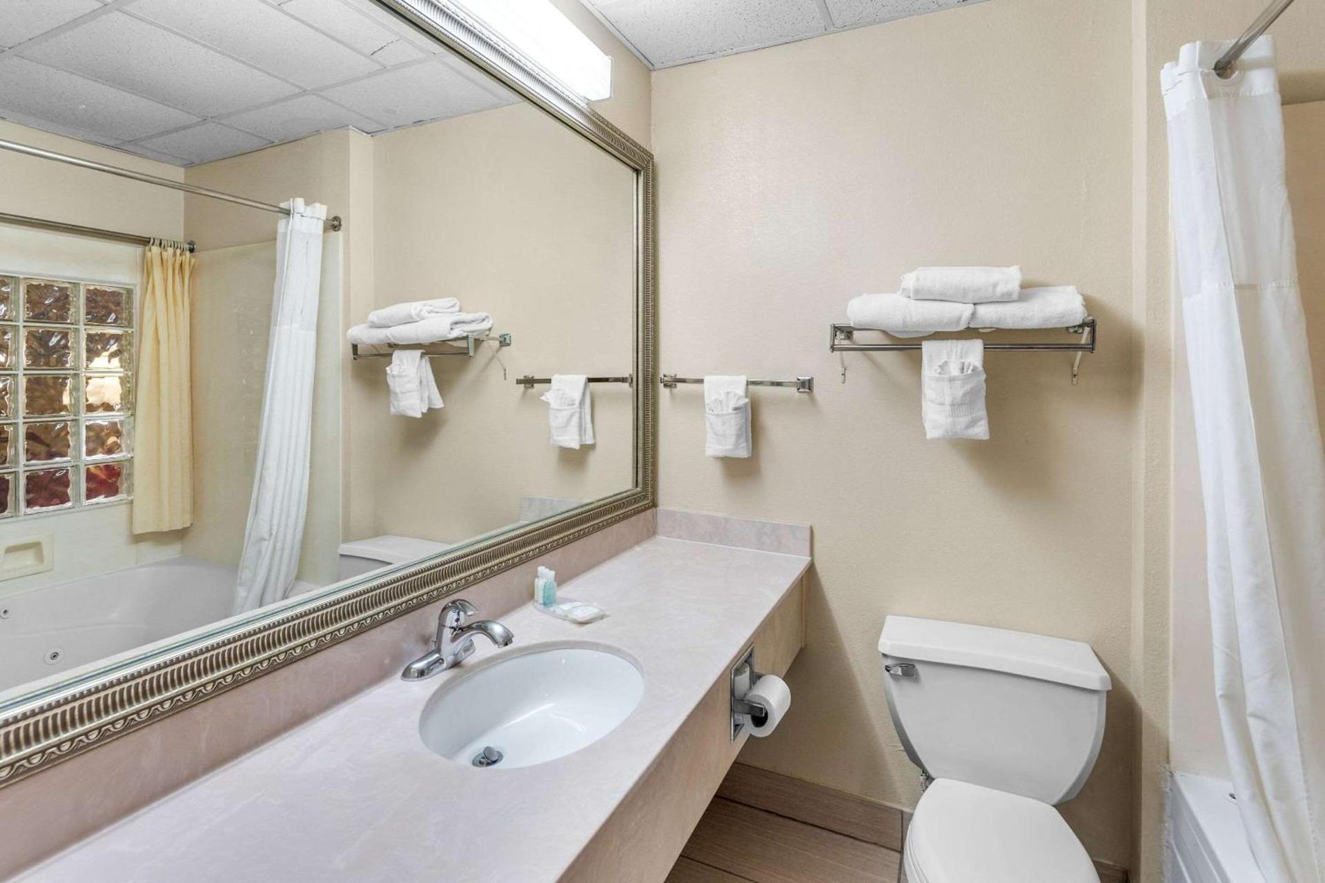 Clarion Inn & Suites Indianapolis Northwest photo 17