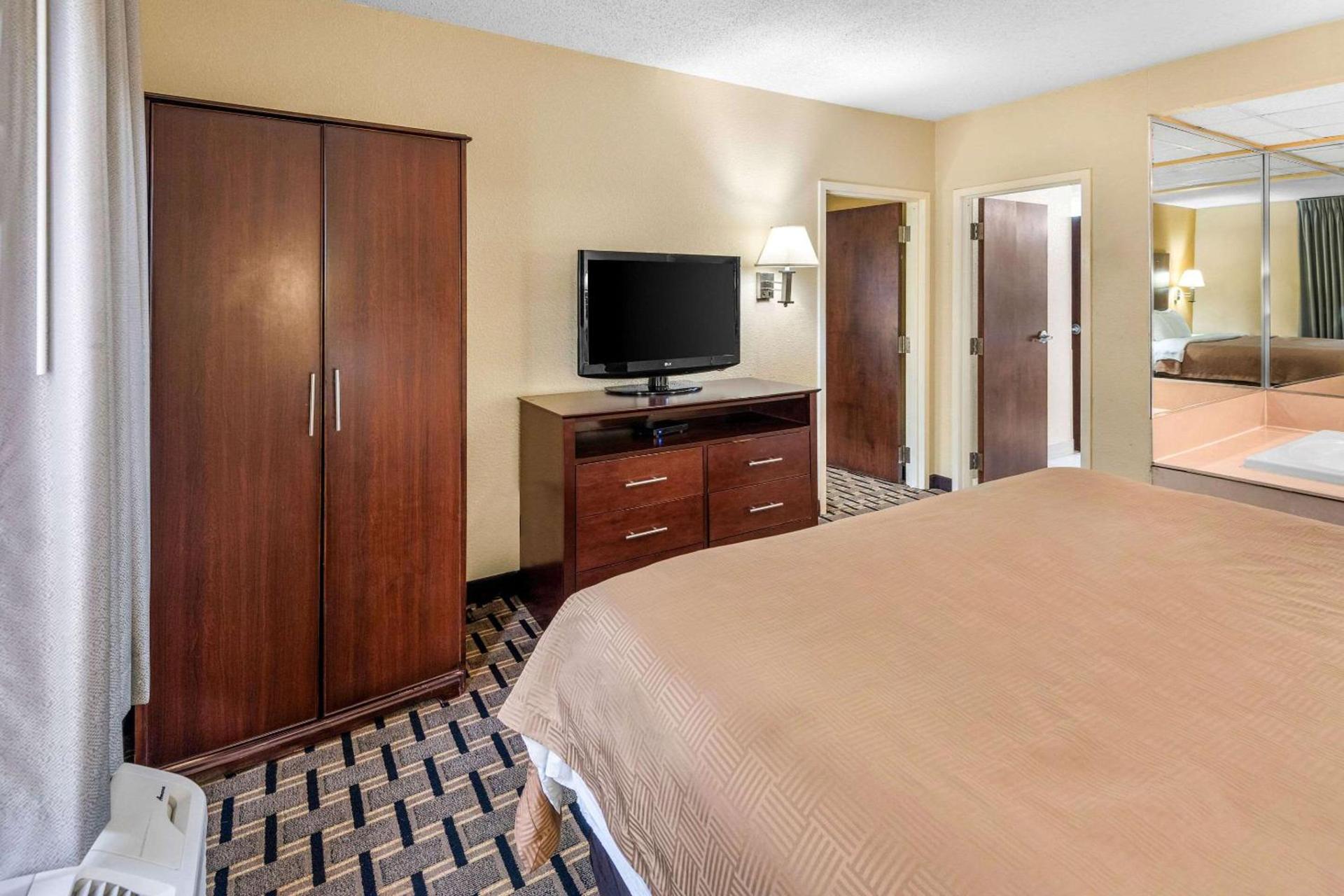 Clarion Inn & Suites Indianapolis Northwest photo 23