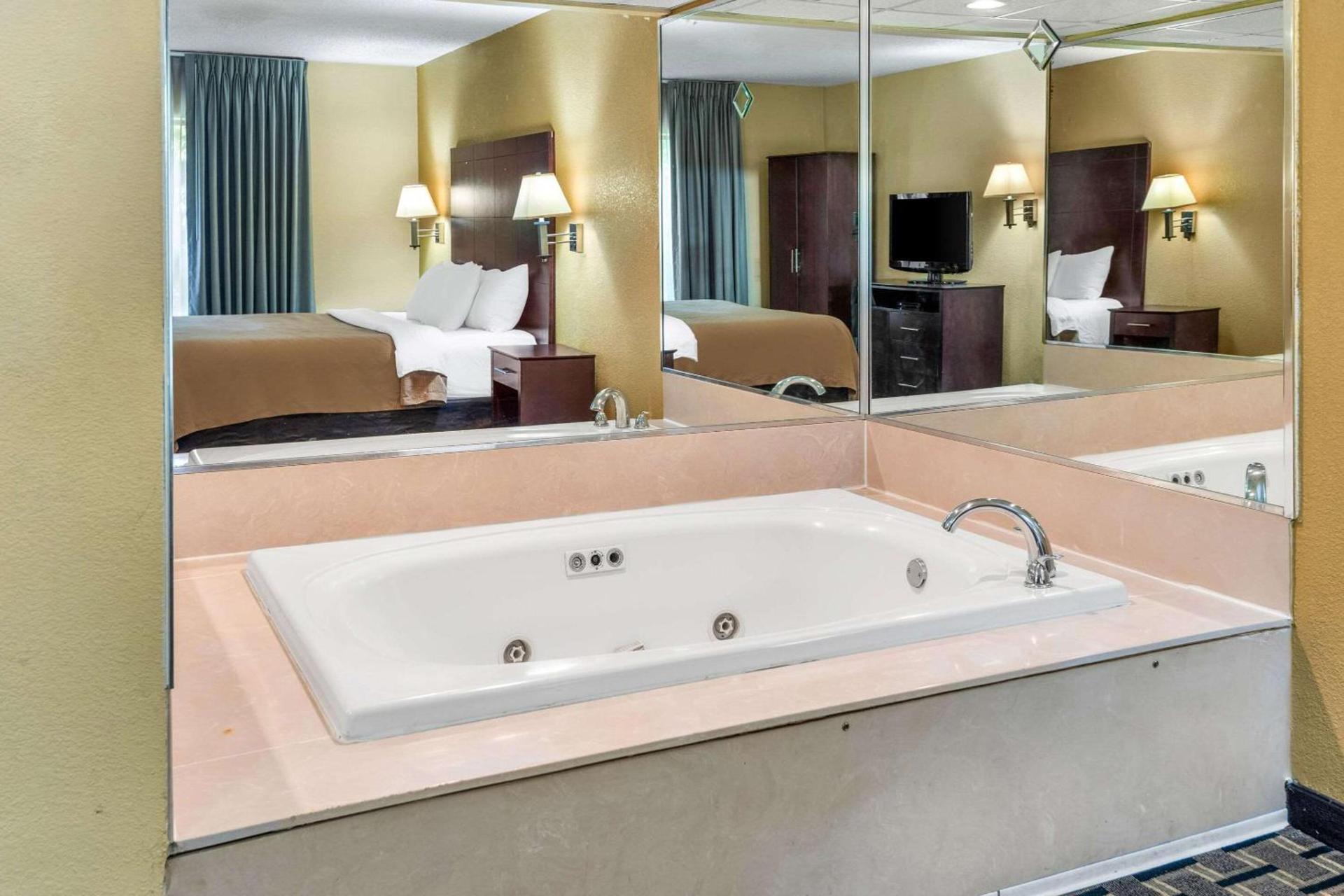 Clarion Inn & Suites Indianapolis Northwest photo 24