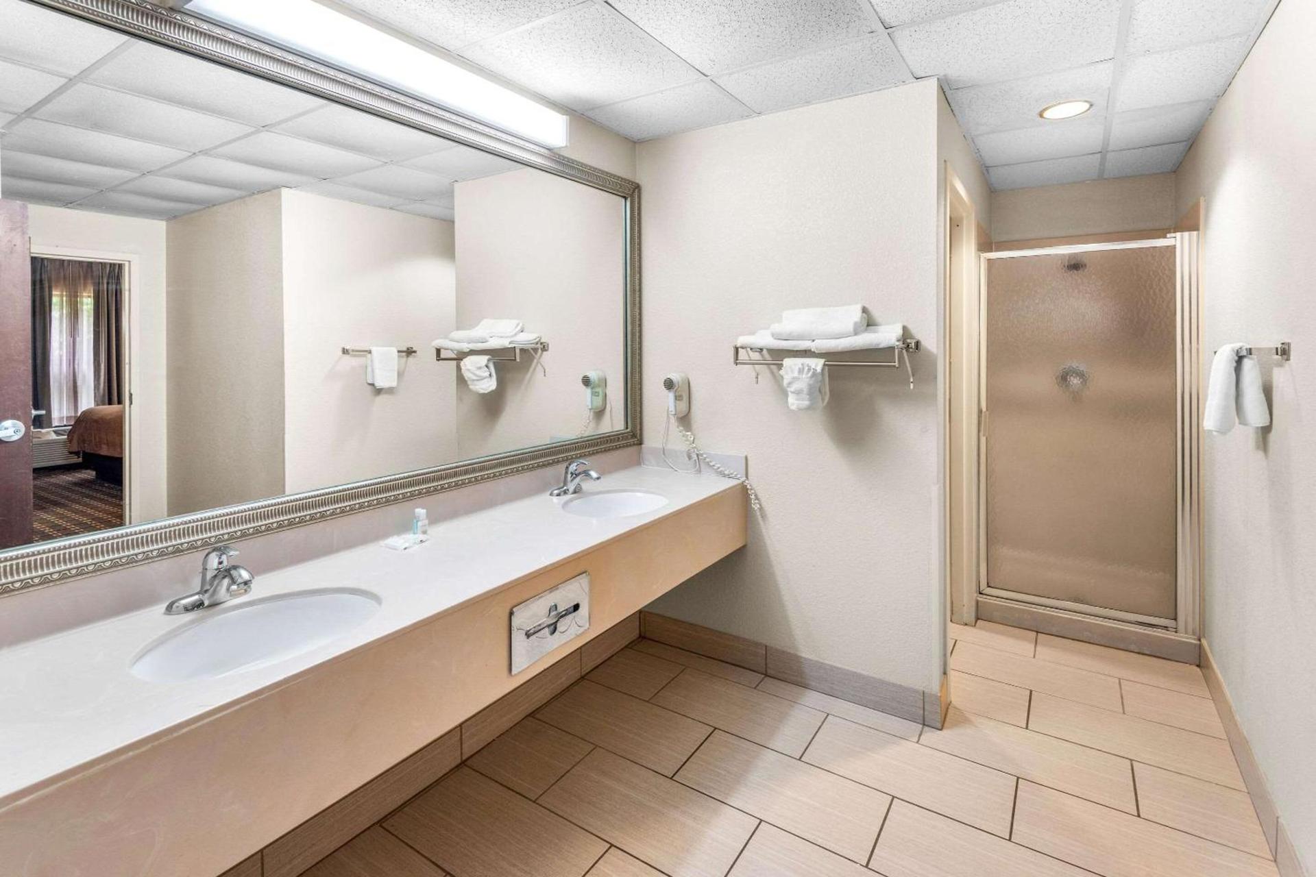 Clarion Inn & Suites Indianapolis Northwest photo 25