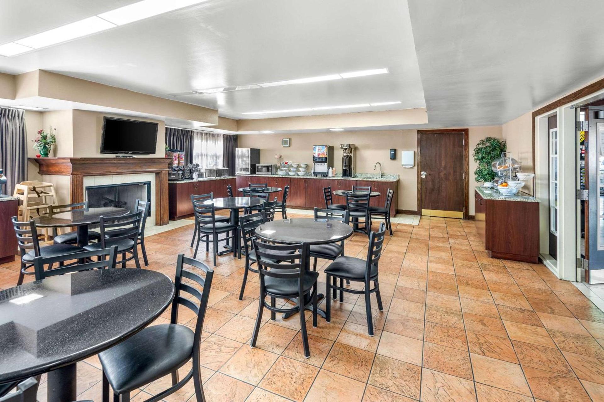 Clarion Inn & Suites Indianapolis Northwest photo 29