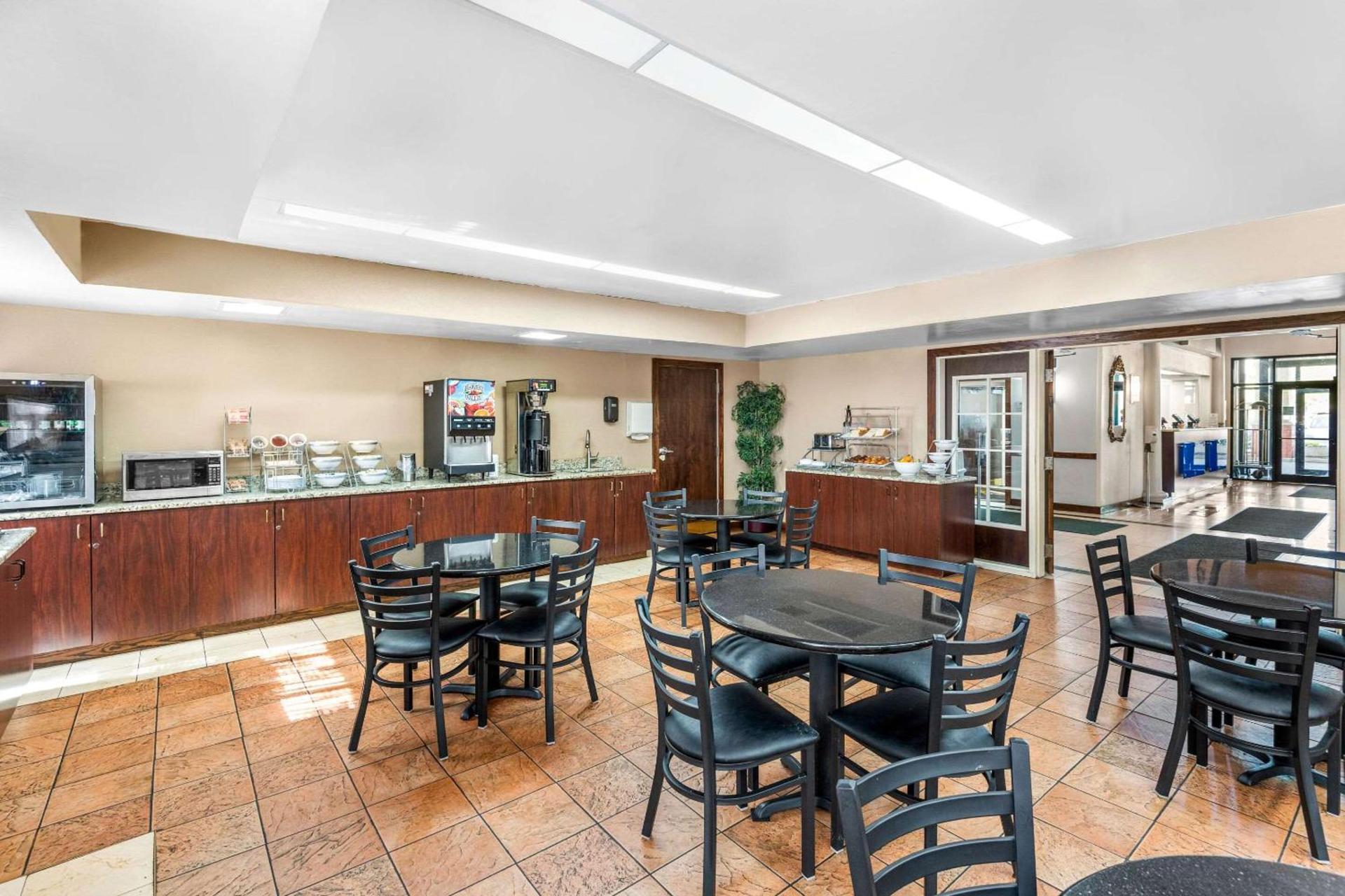 Clarion Inn & Suites Indianapolis Northwest photo 33