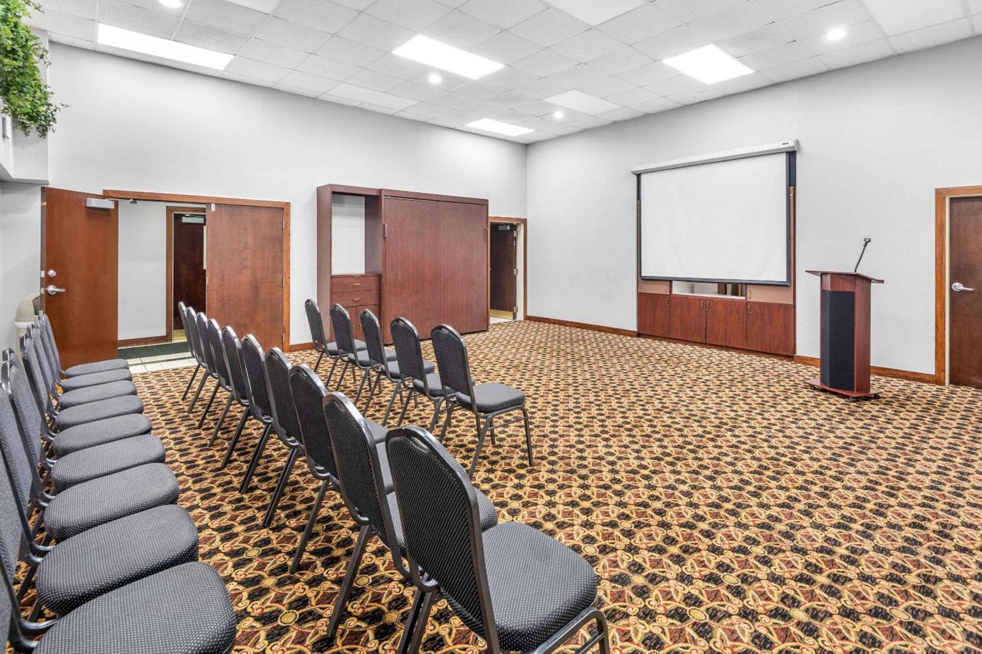 Clarion Inn & Suites Indianapolis Northwest photo 36