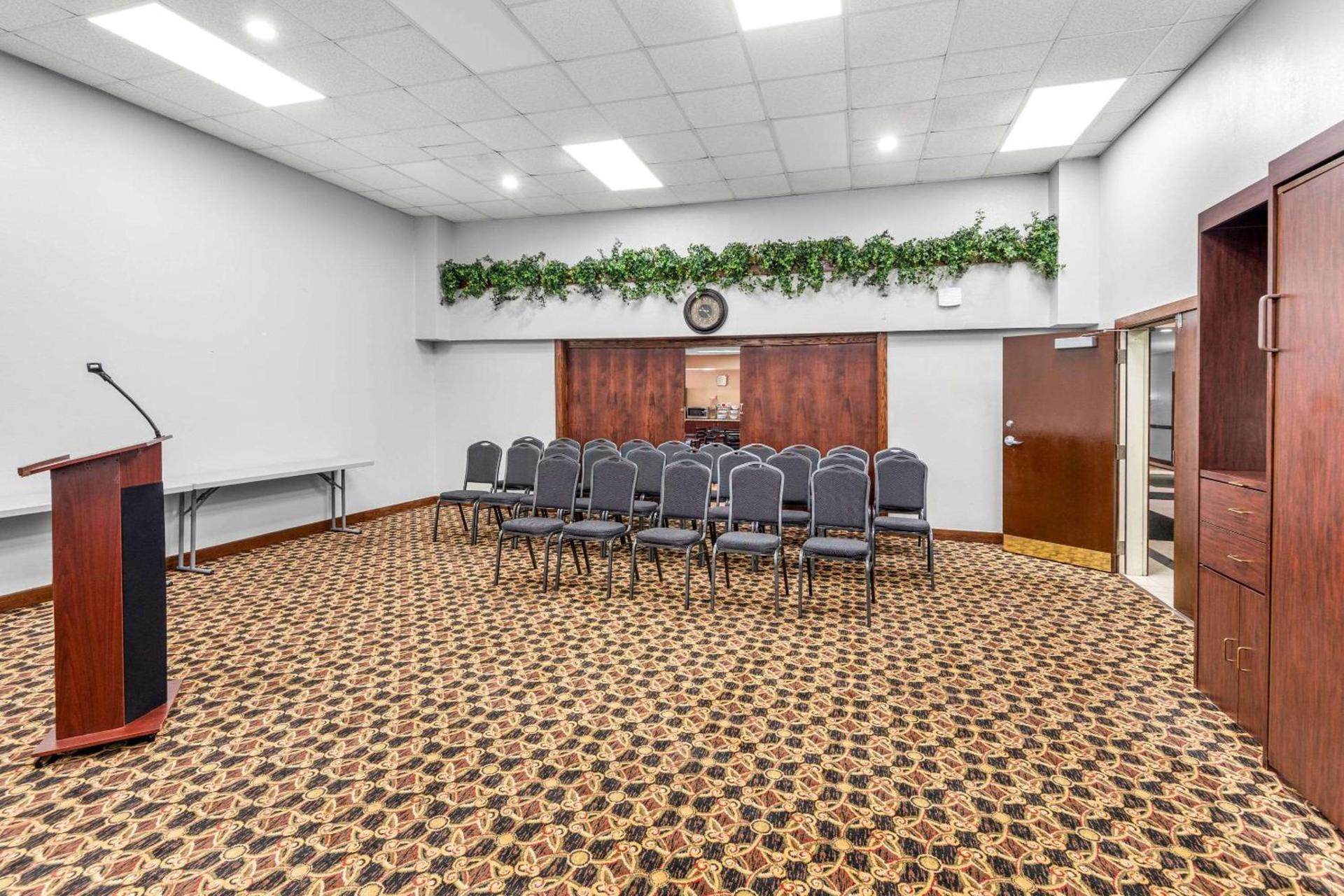 Clarion Inn & Suites Indianapolis Northwest photo 37