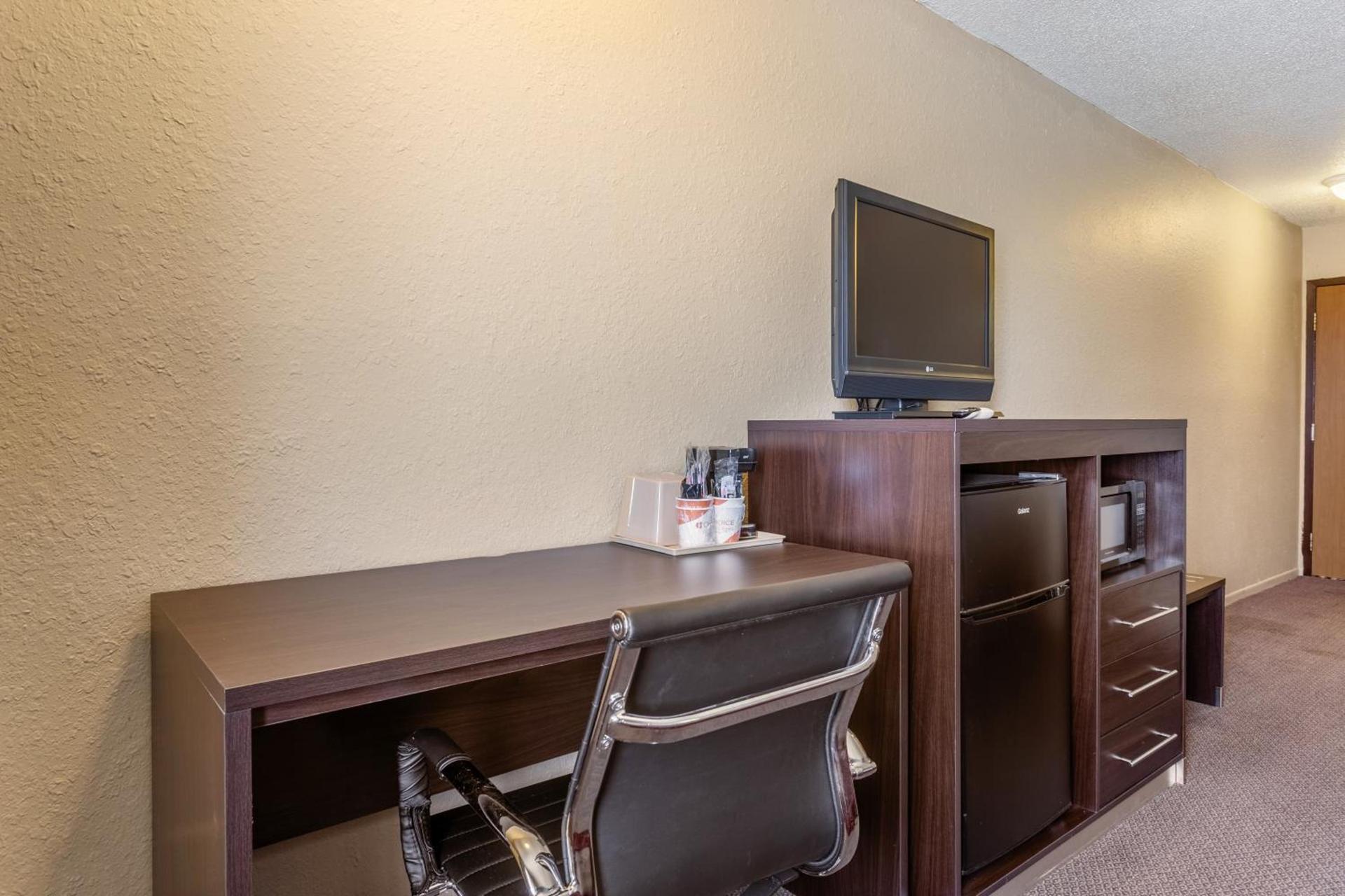 Motel 6 Concordia photo 26