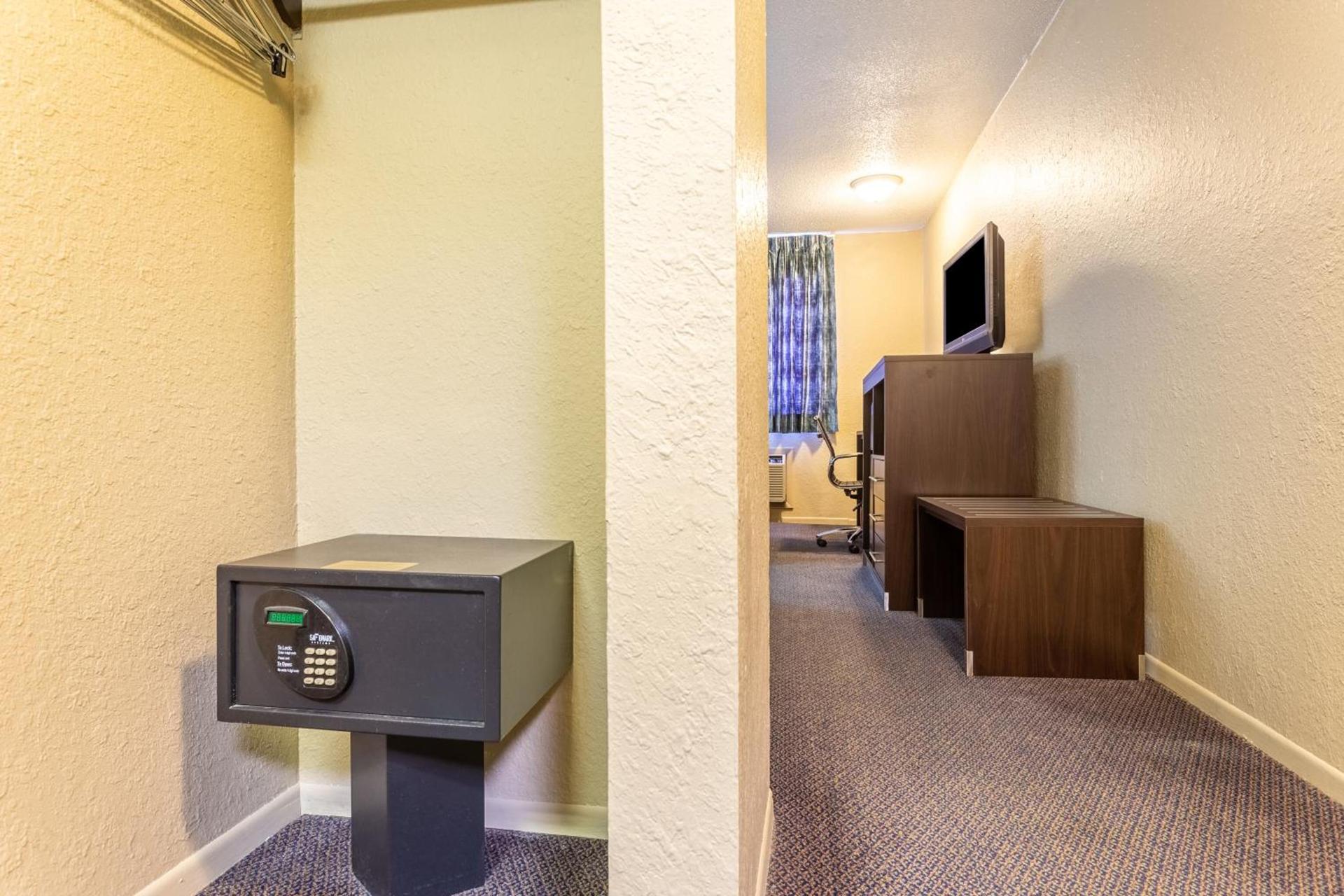 Motel 6 Concordia photo 3