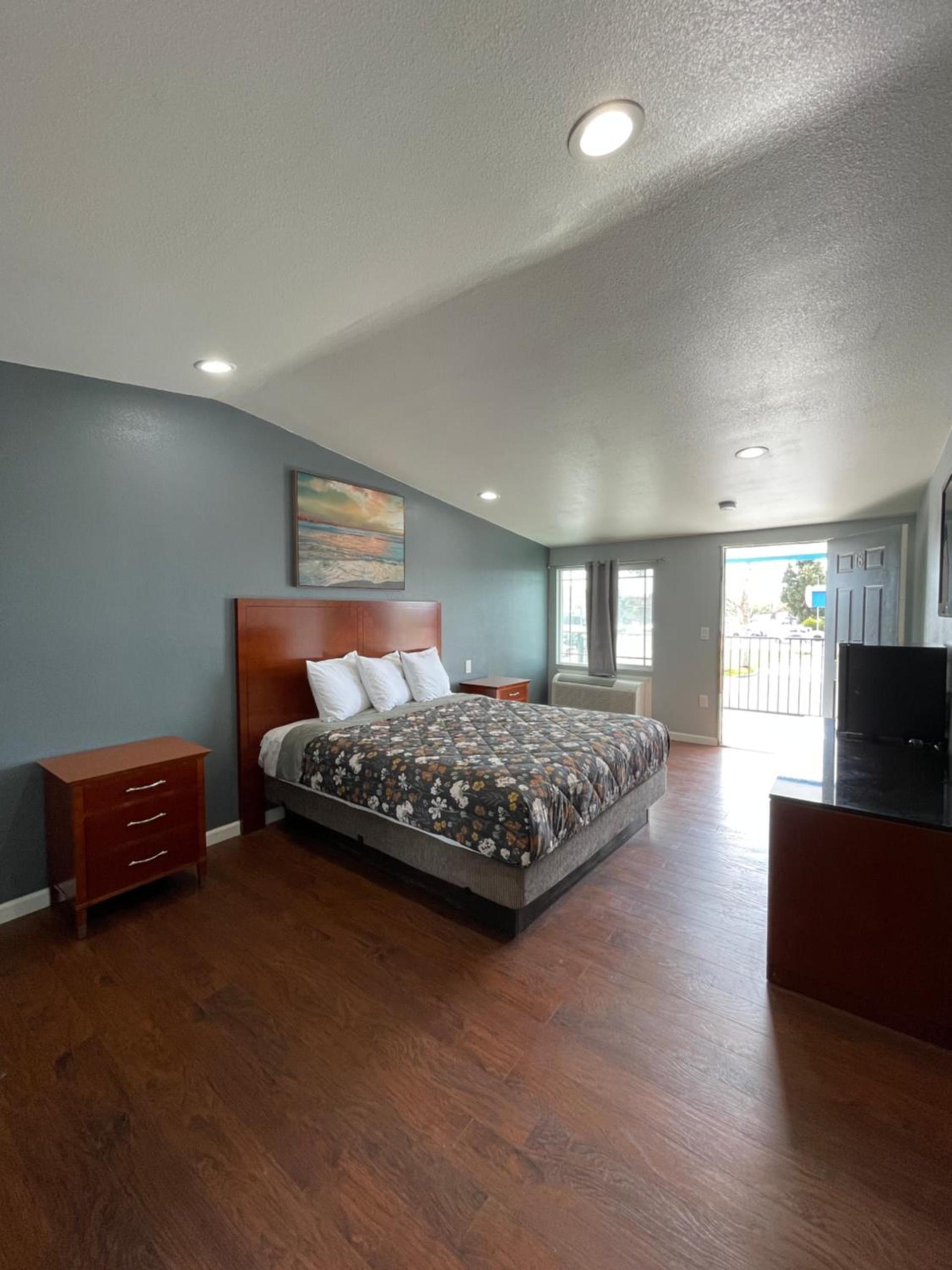 Sunny Sands Inn photo 24