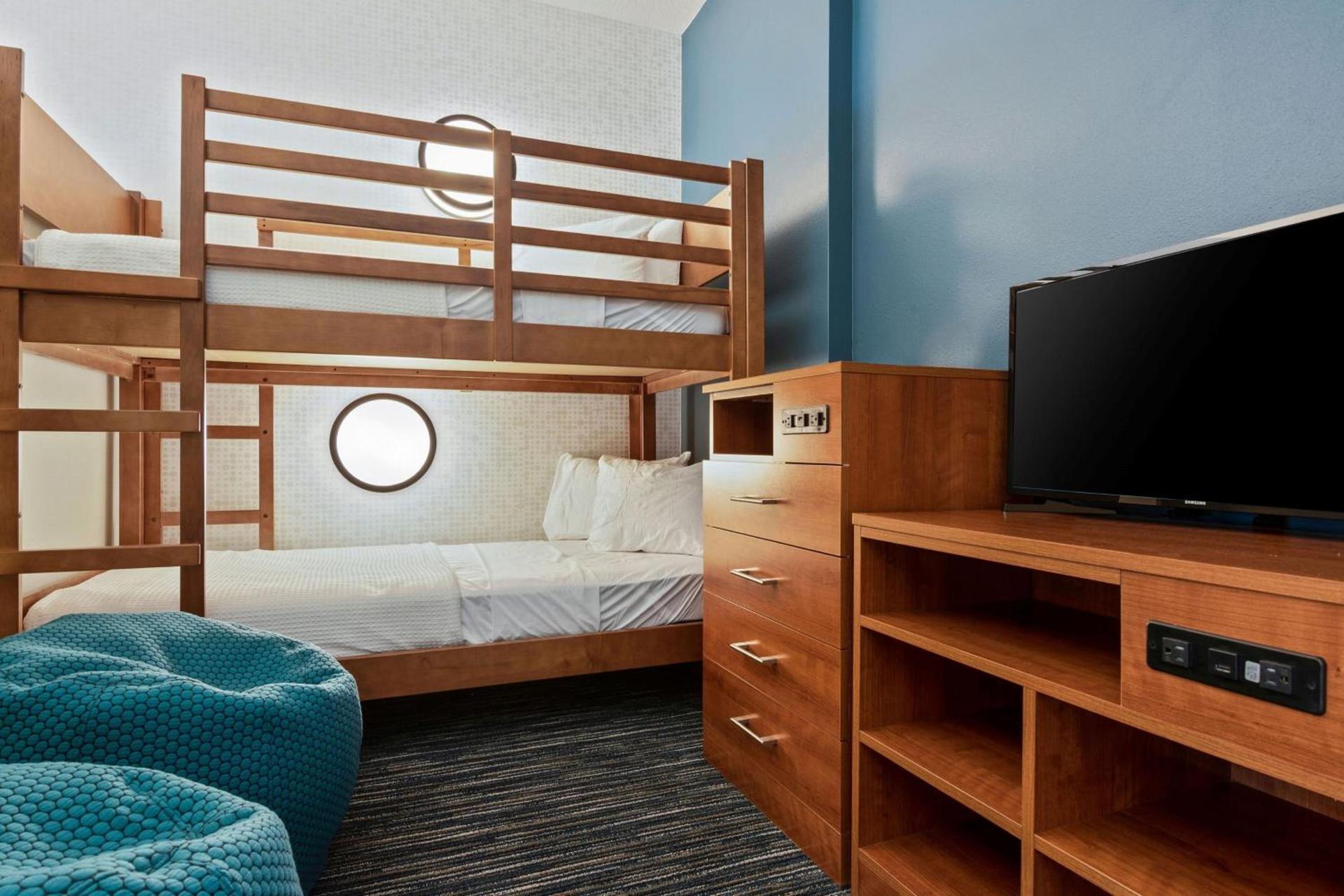Holiday Inn Express & Suites Orlando- Lake Buena Vista by IHG photo 4