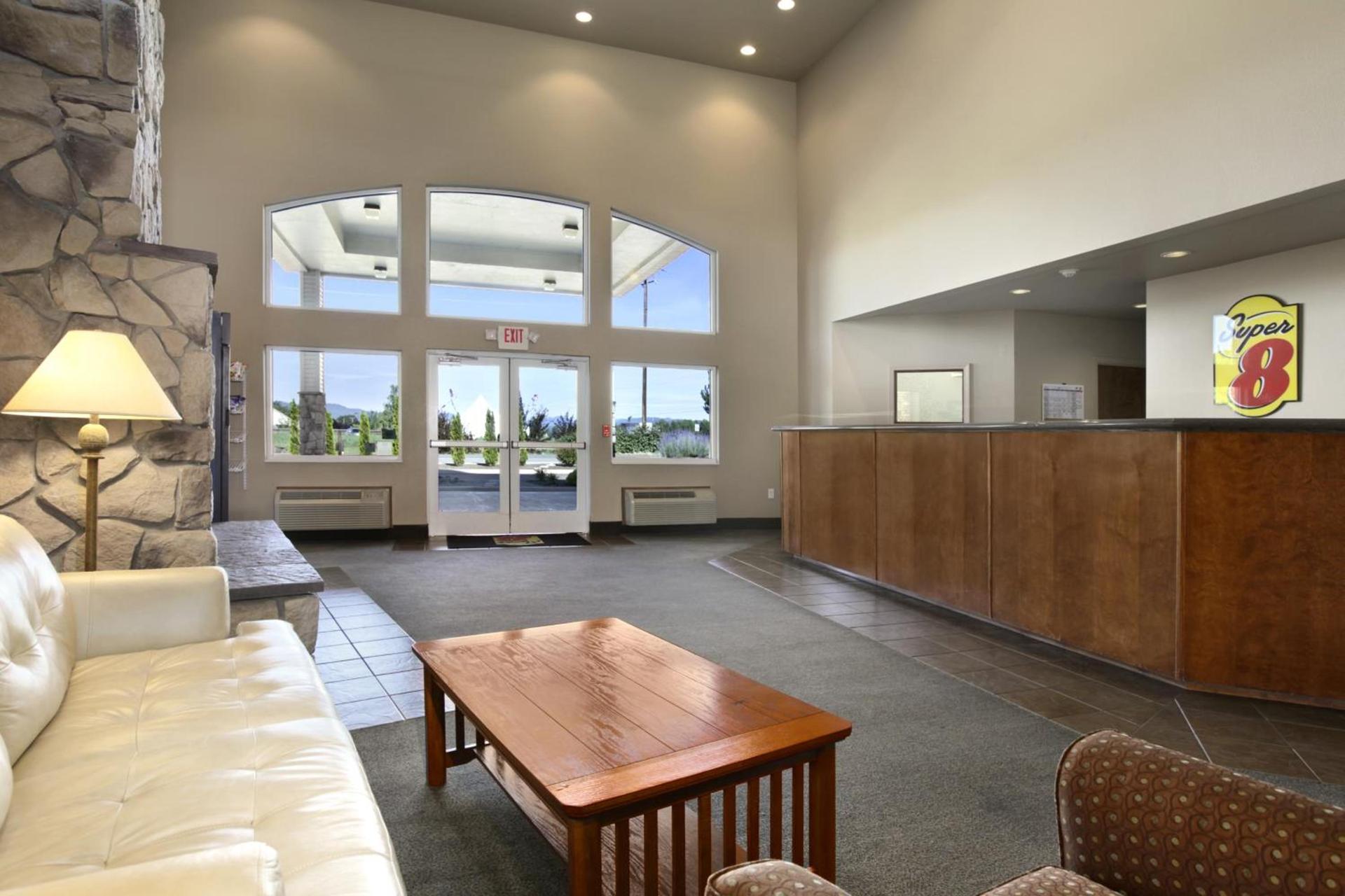 Super 8 by Wyndham Central Pt Medford photo 18