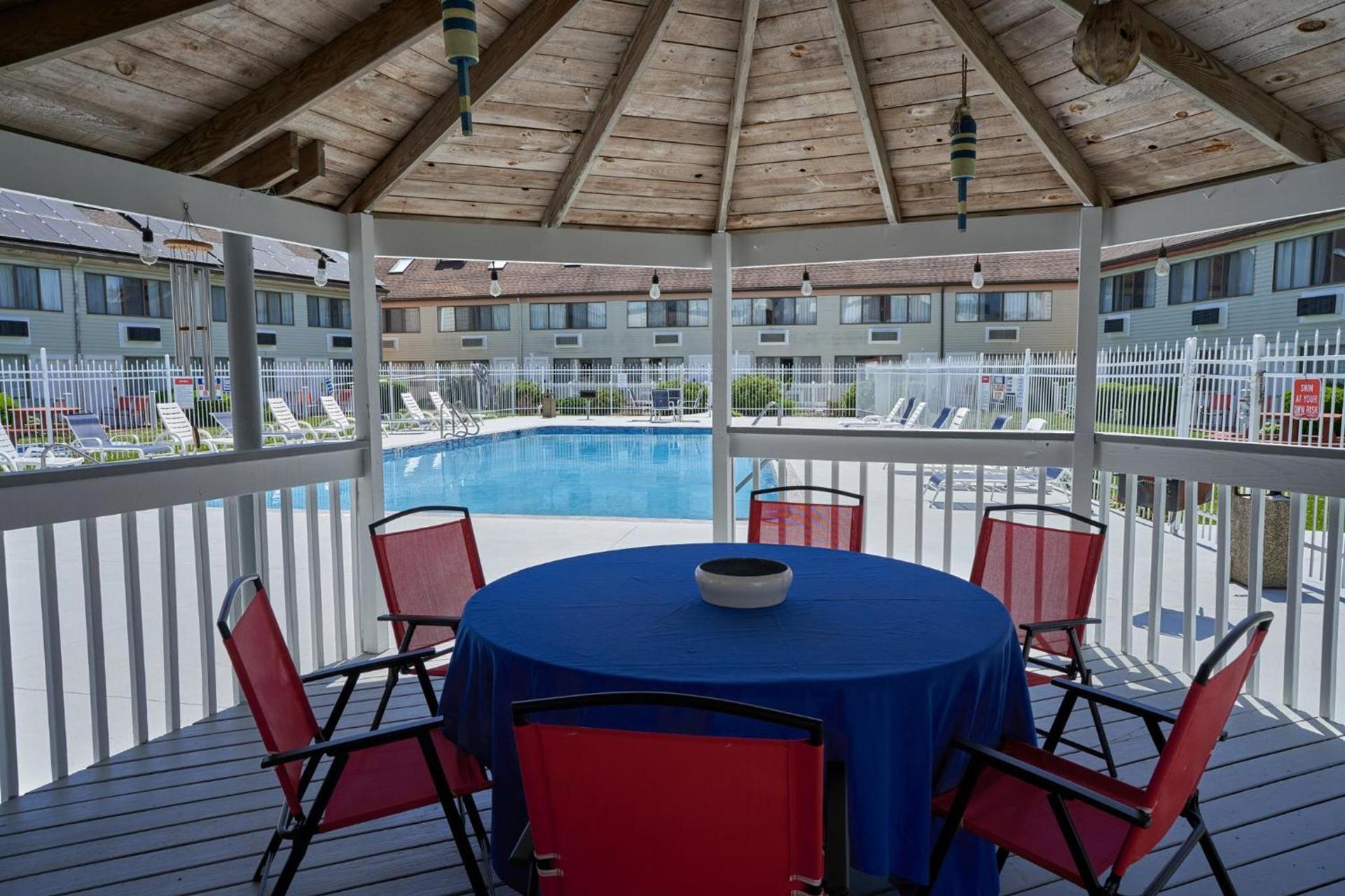 Admiralty Inn & Suites - a Red Collection Hotel photo 3