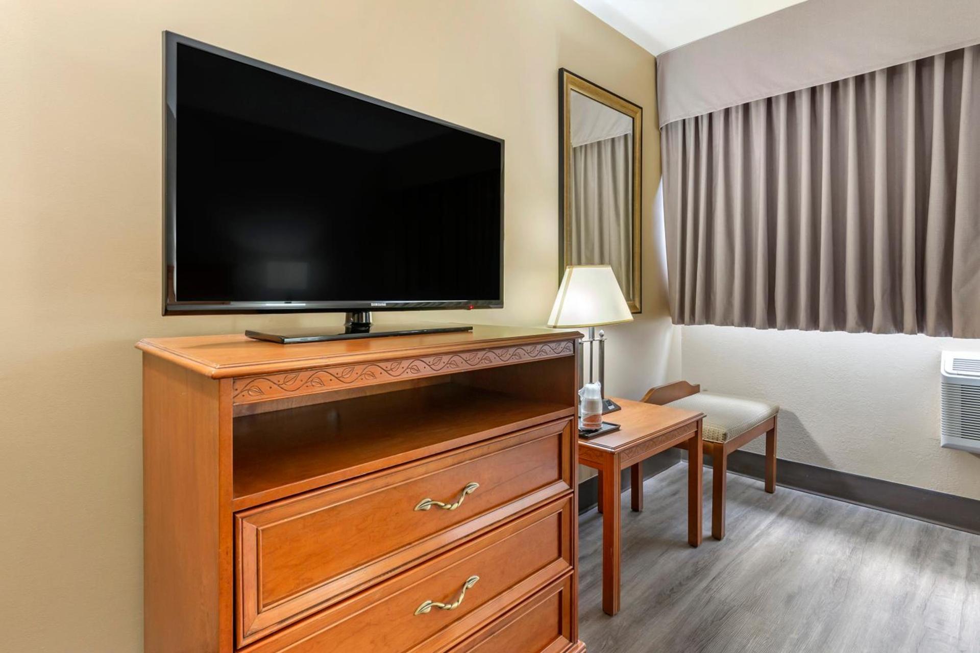 Econo Lodge & Suites Southern Pines - Pinehurst photo 21