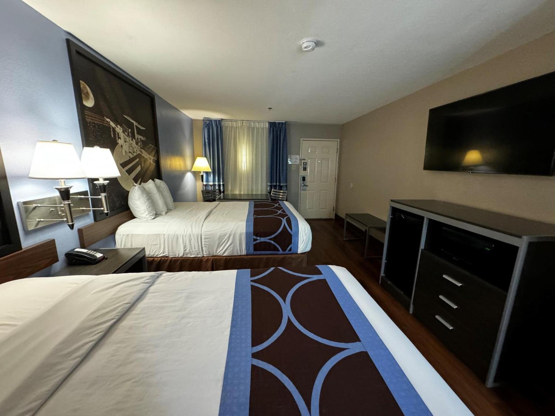Super 8 by Wyndham Houston Webster NASA photo 22