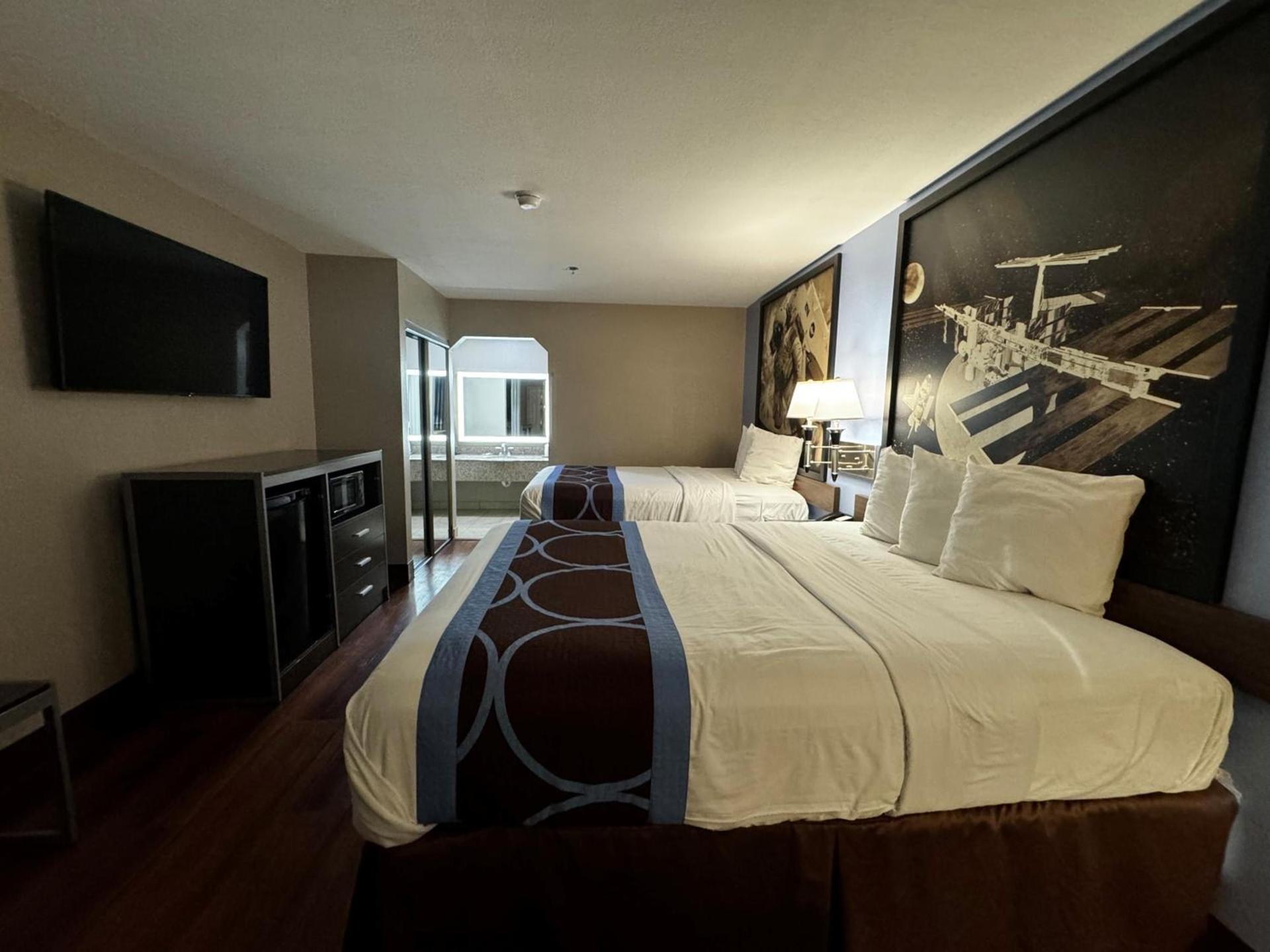 Super 8 by Wyndham Houston Webster NASA photo 24