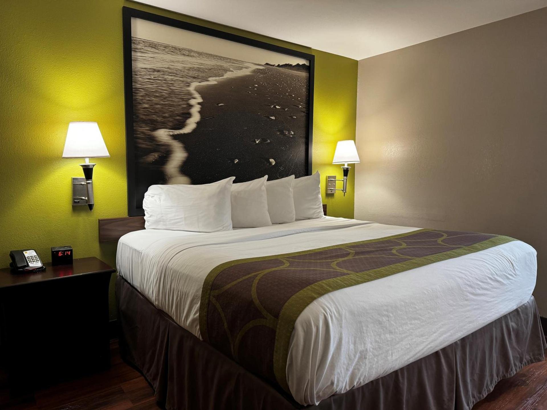 Super 8 by Wyndham Houston Webster NASA photo 30