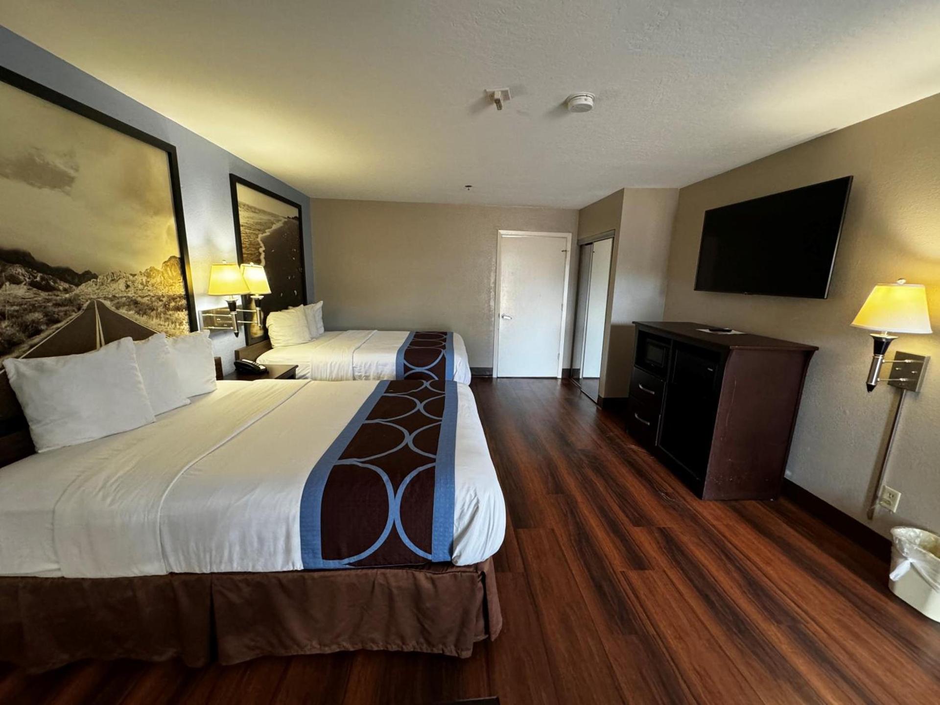 Super 8 by Wyndham Houston Webster NASA photo 40
