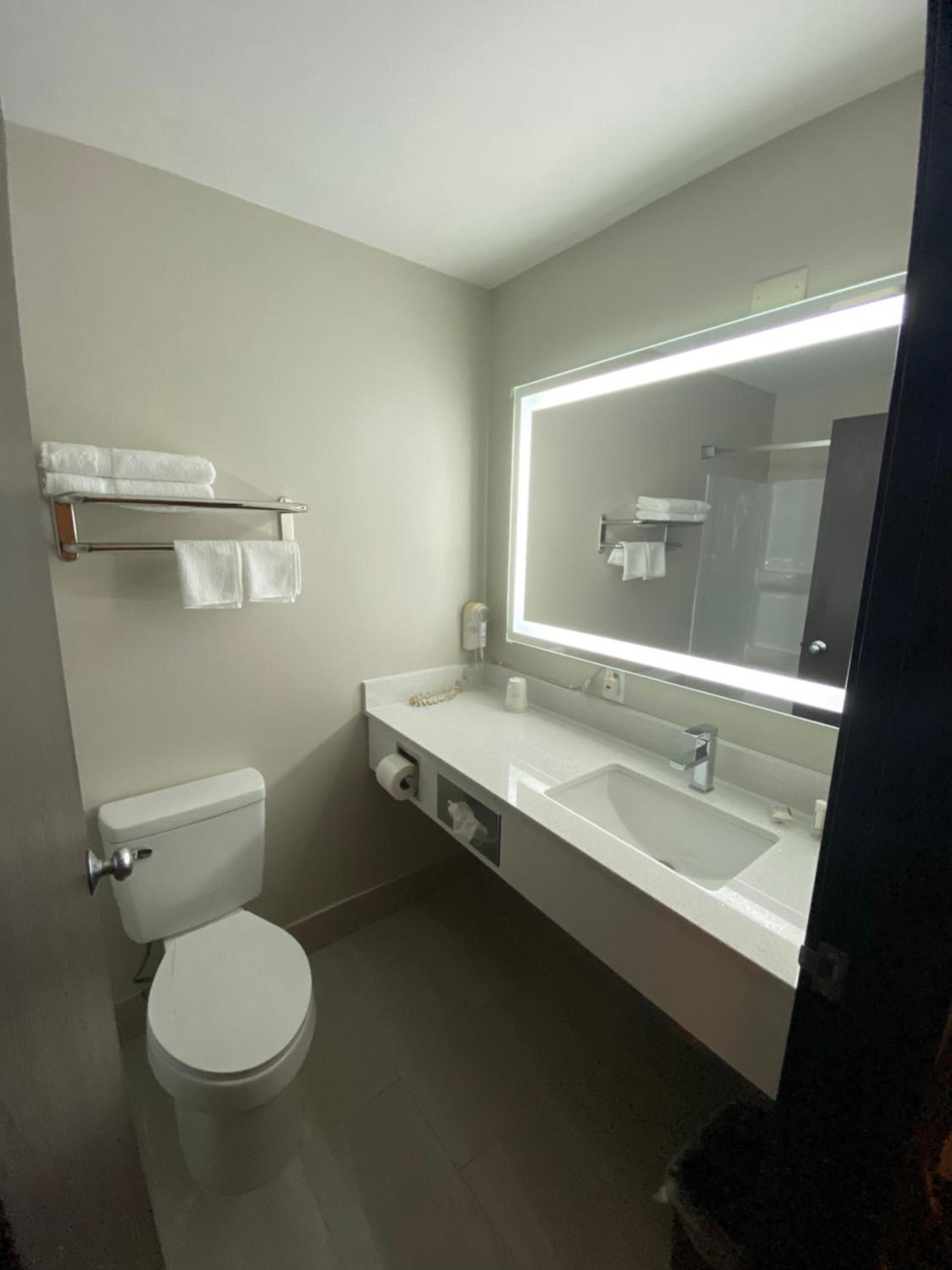 Super 8 by Wyndham Oshkosh Airport photo 12