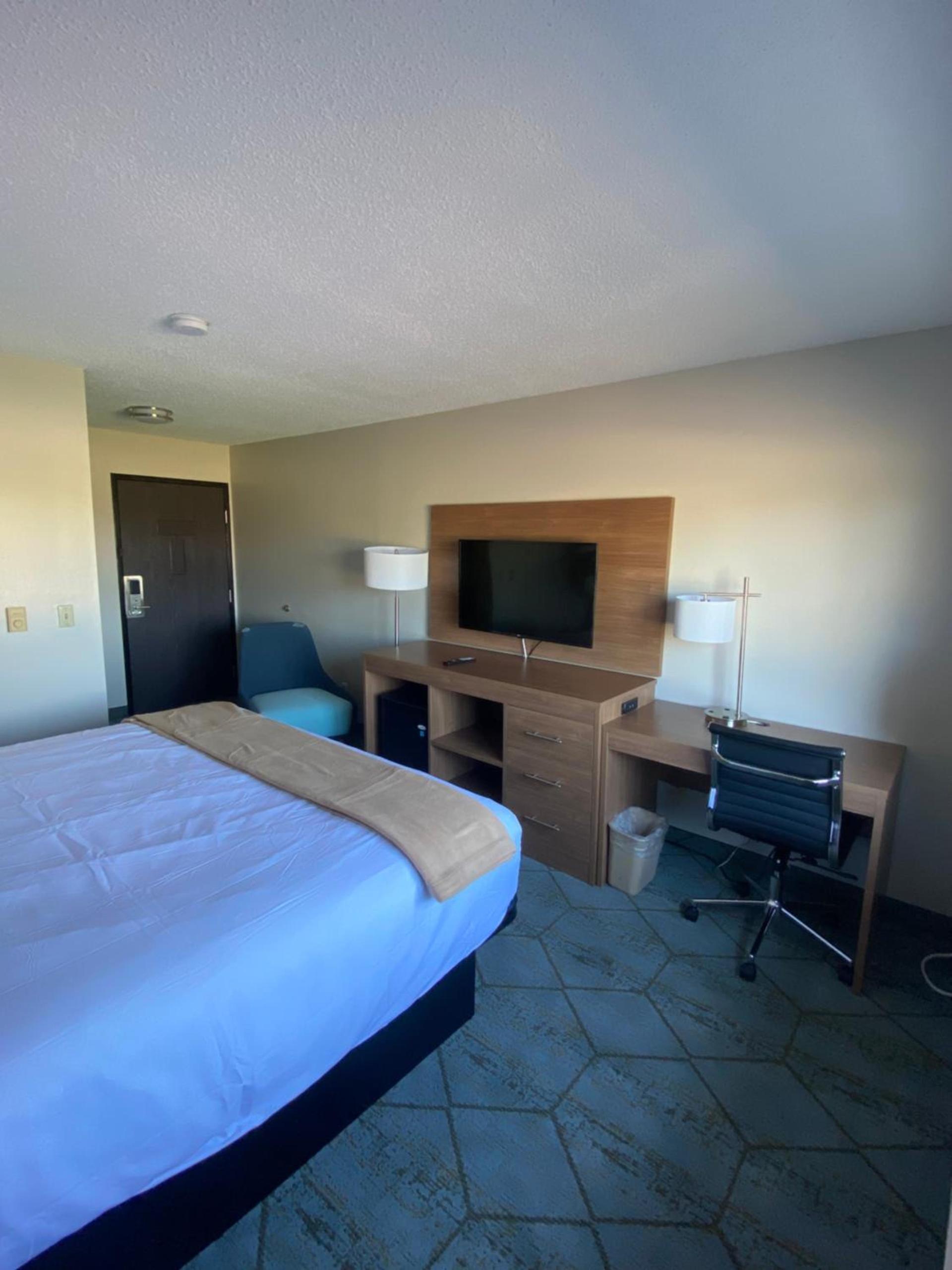 Super 8 by Wyndham Oshkosh Airport photo 14
