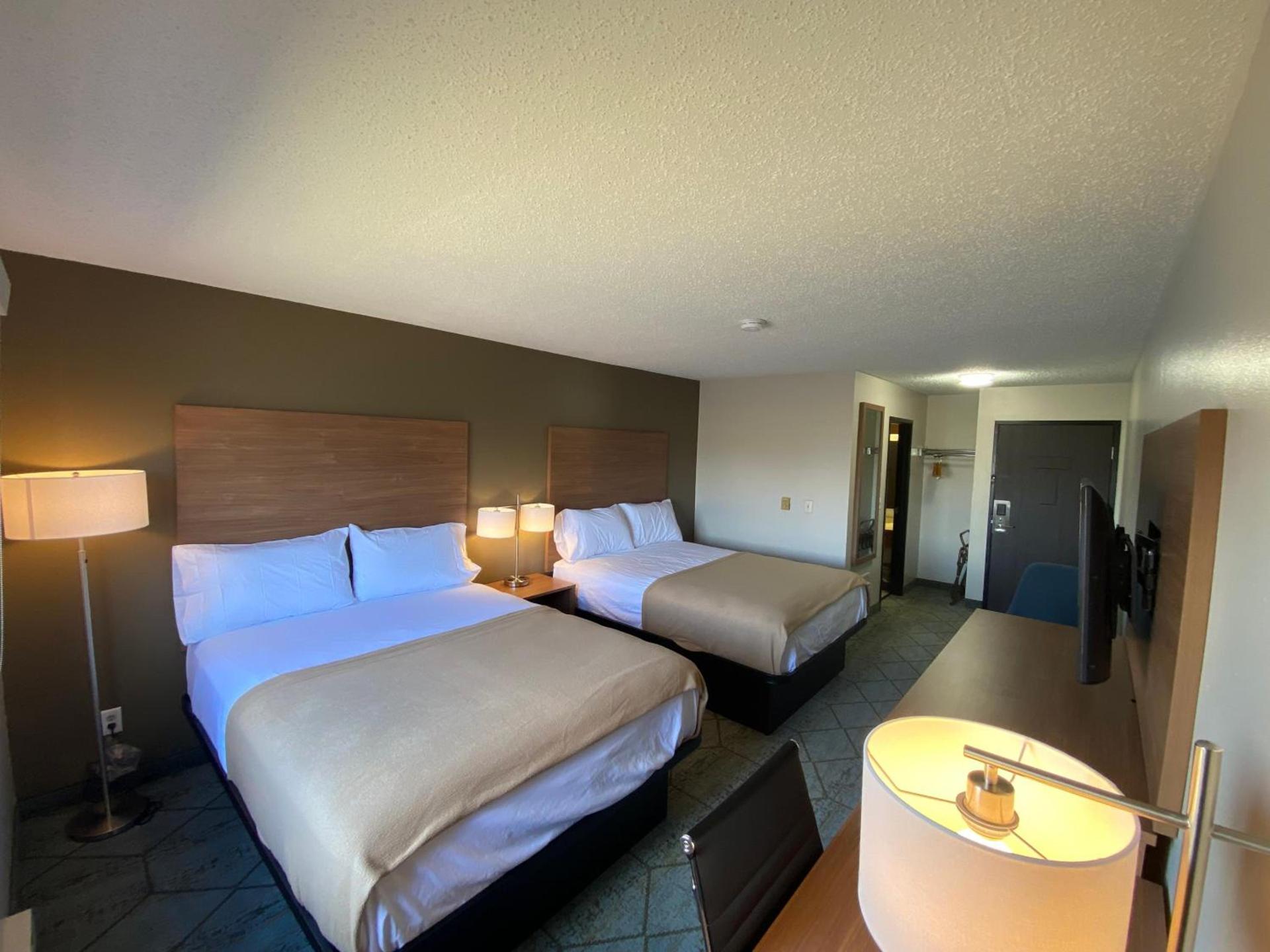 Super 8 by Wyndham Oshkosh Airport photo 11