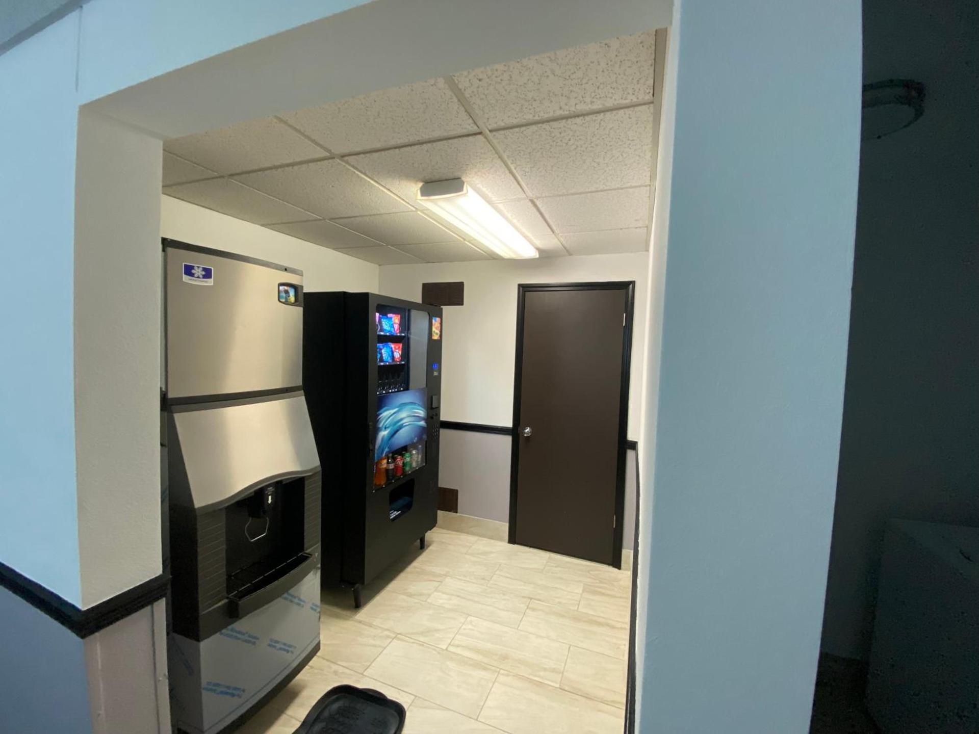 Super 8 by Wyndham Oshkosh Airport photo 2