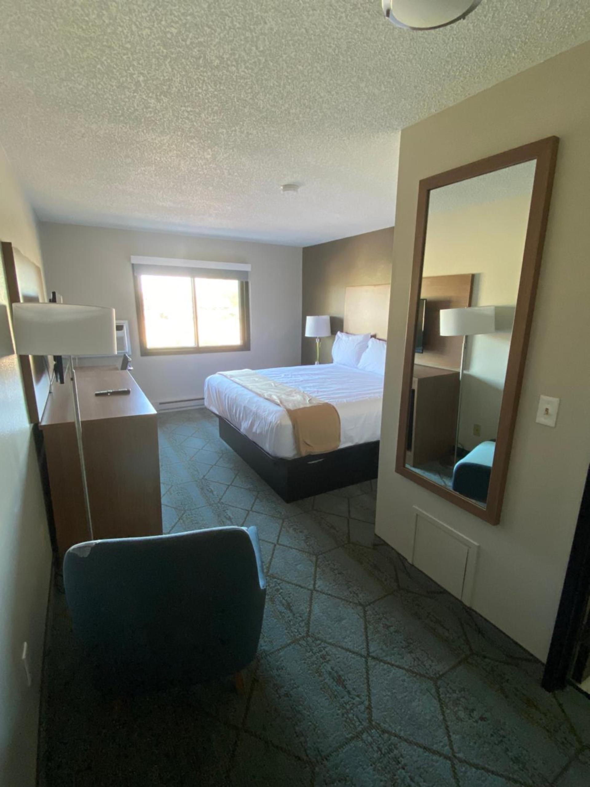 Super 8 by Wyndham Oshkosh Airport photo 5