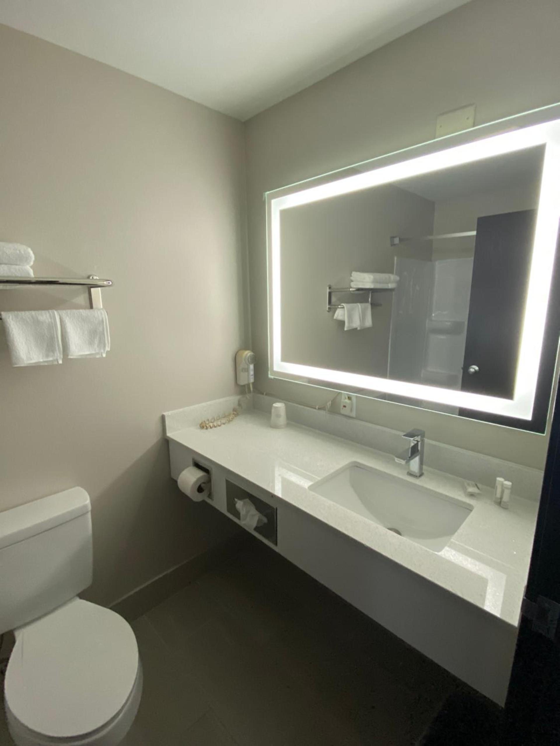 Super 8 by Wyndham Oshkosh Airport photo 6
