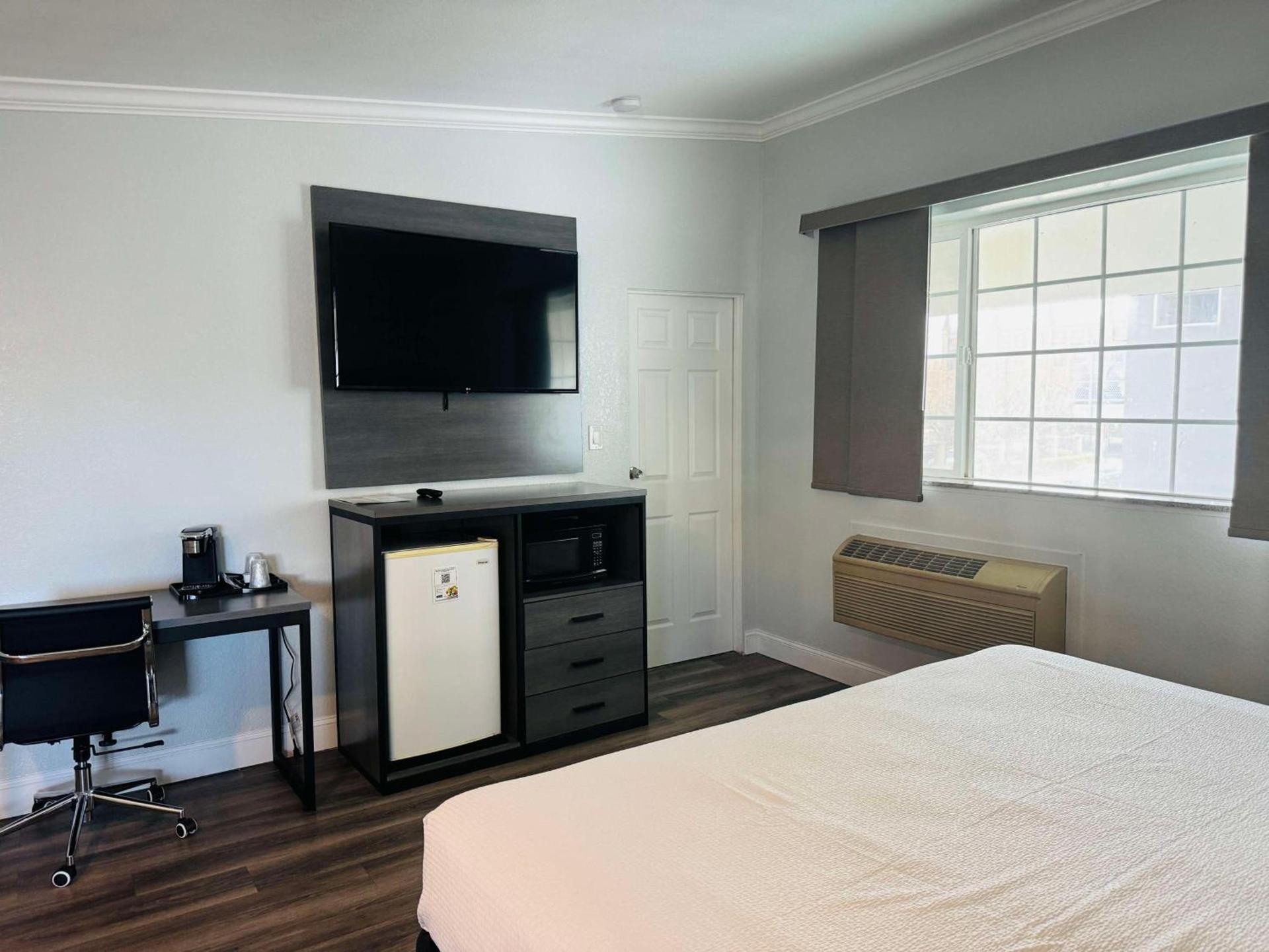 SureStay by Best Western Fresno Central photo 11