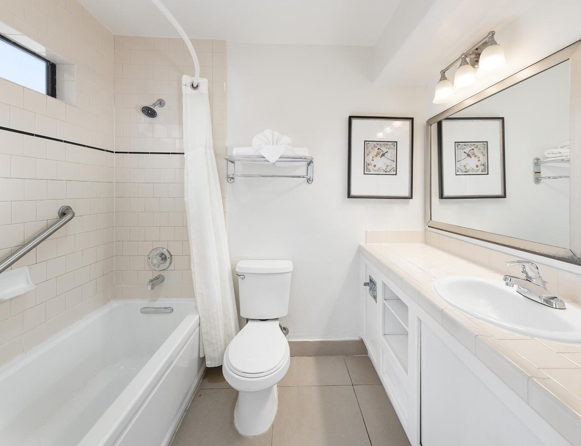 Pelican Inn & Suites photo 24