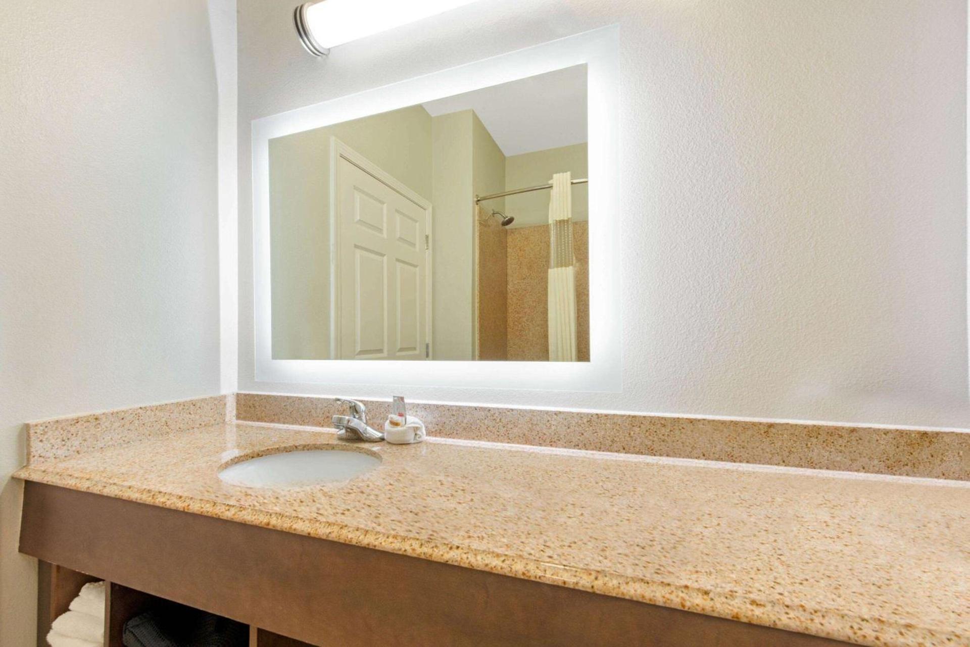 La Quinta by Wyndham Bridge City-Orange photo 17