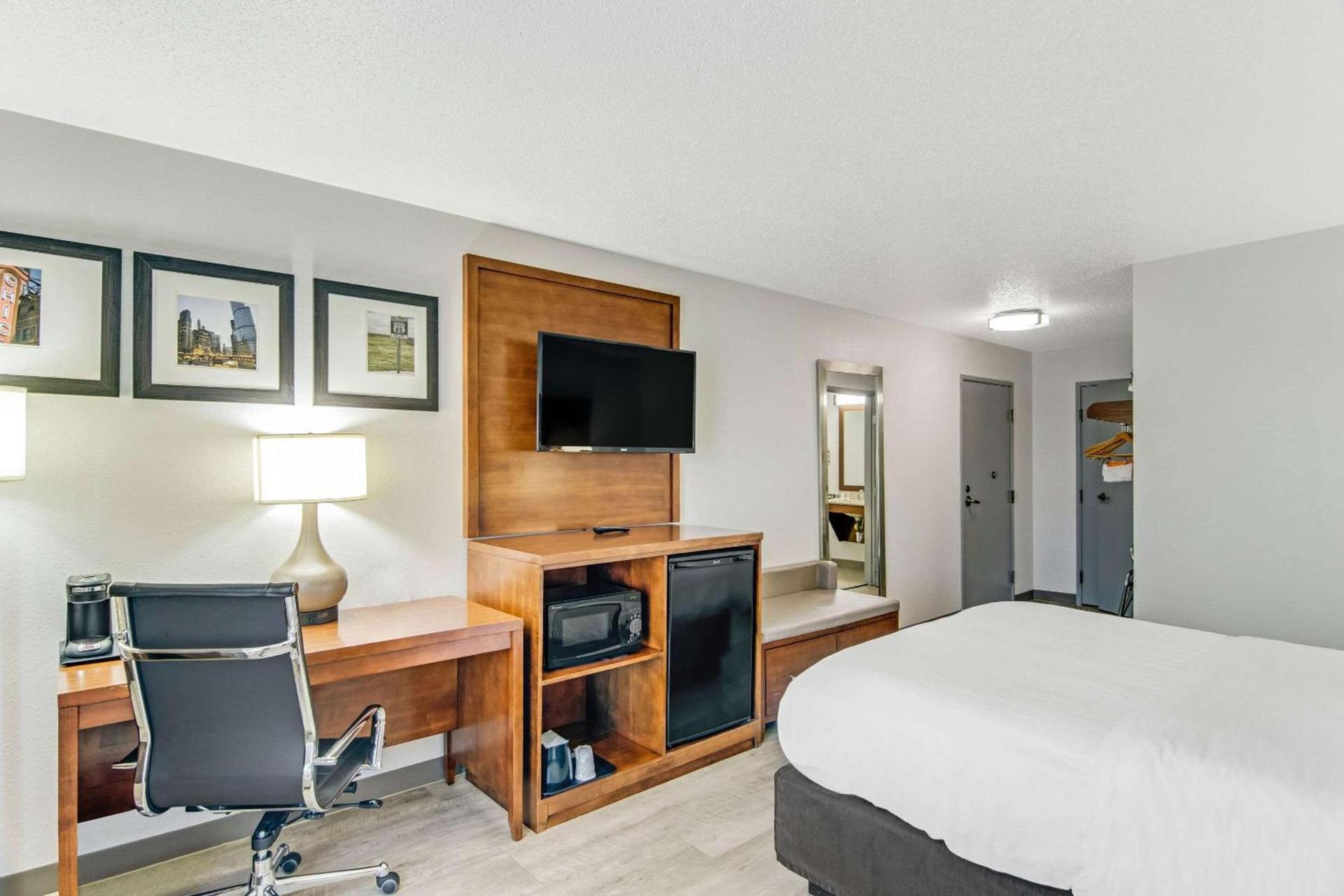 Comfort Suites near I-80 and I-94 photo 10