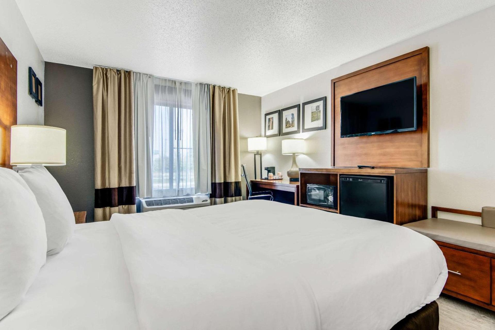 Comfort Suites near I-80 and I-94 photo 11