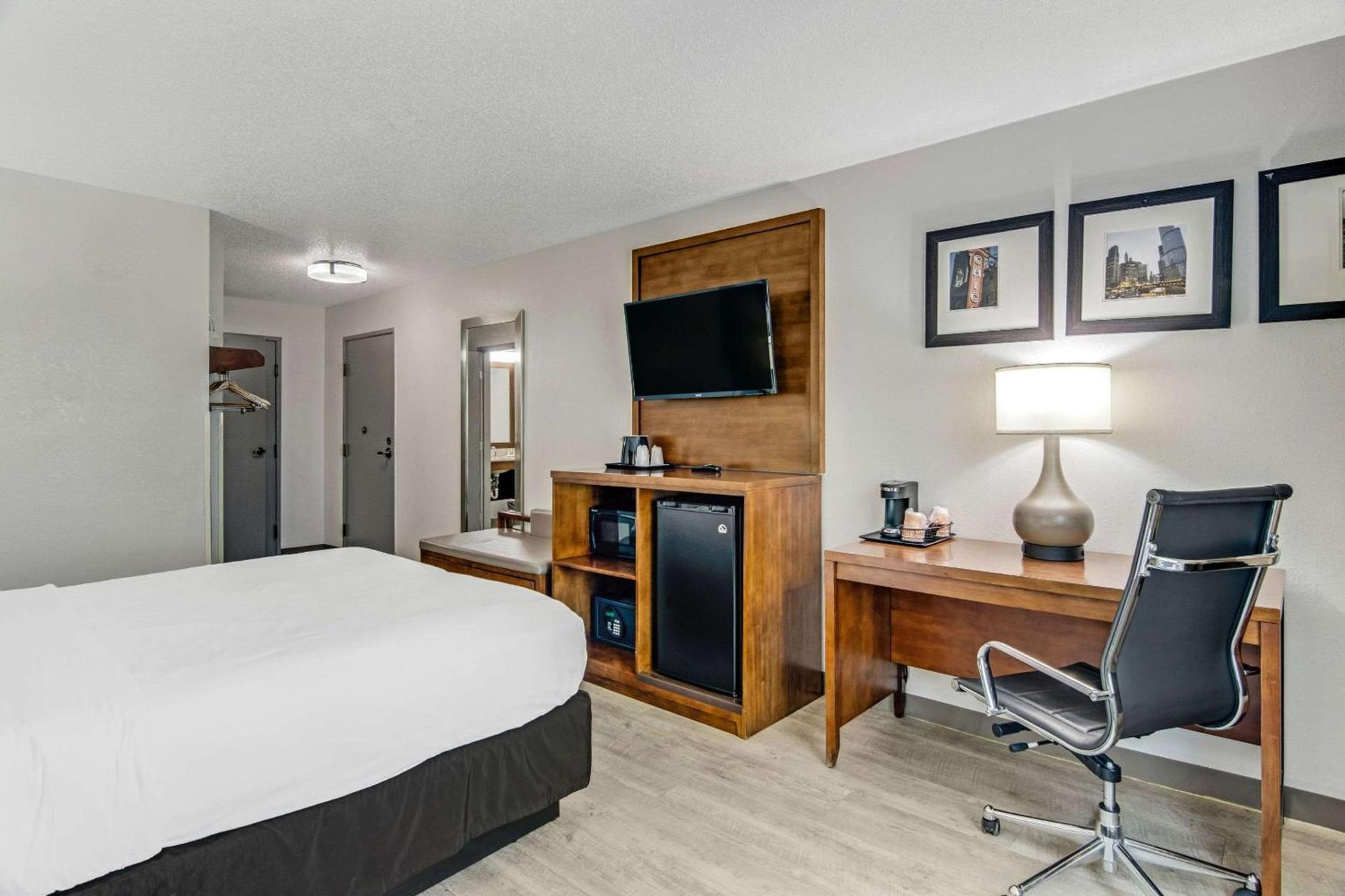 Comfort Suites near I-80 and I-94 photo 15