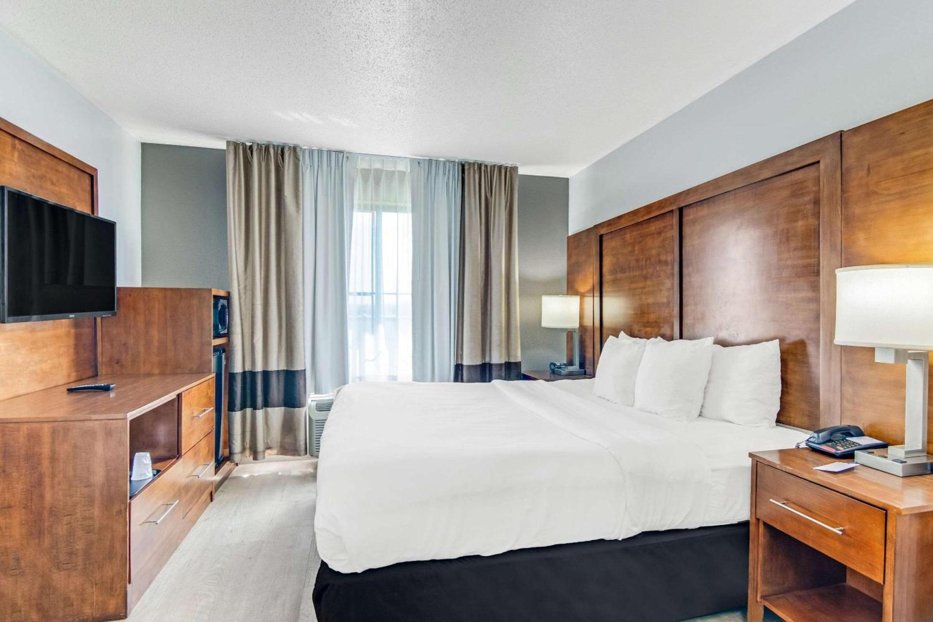 Comfort Suites near I-80 and I-94 photo 17