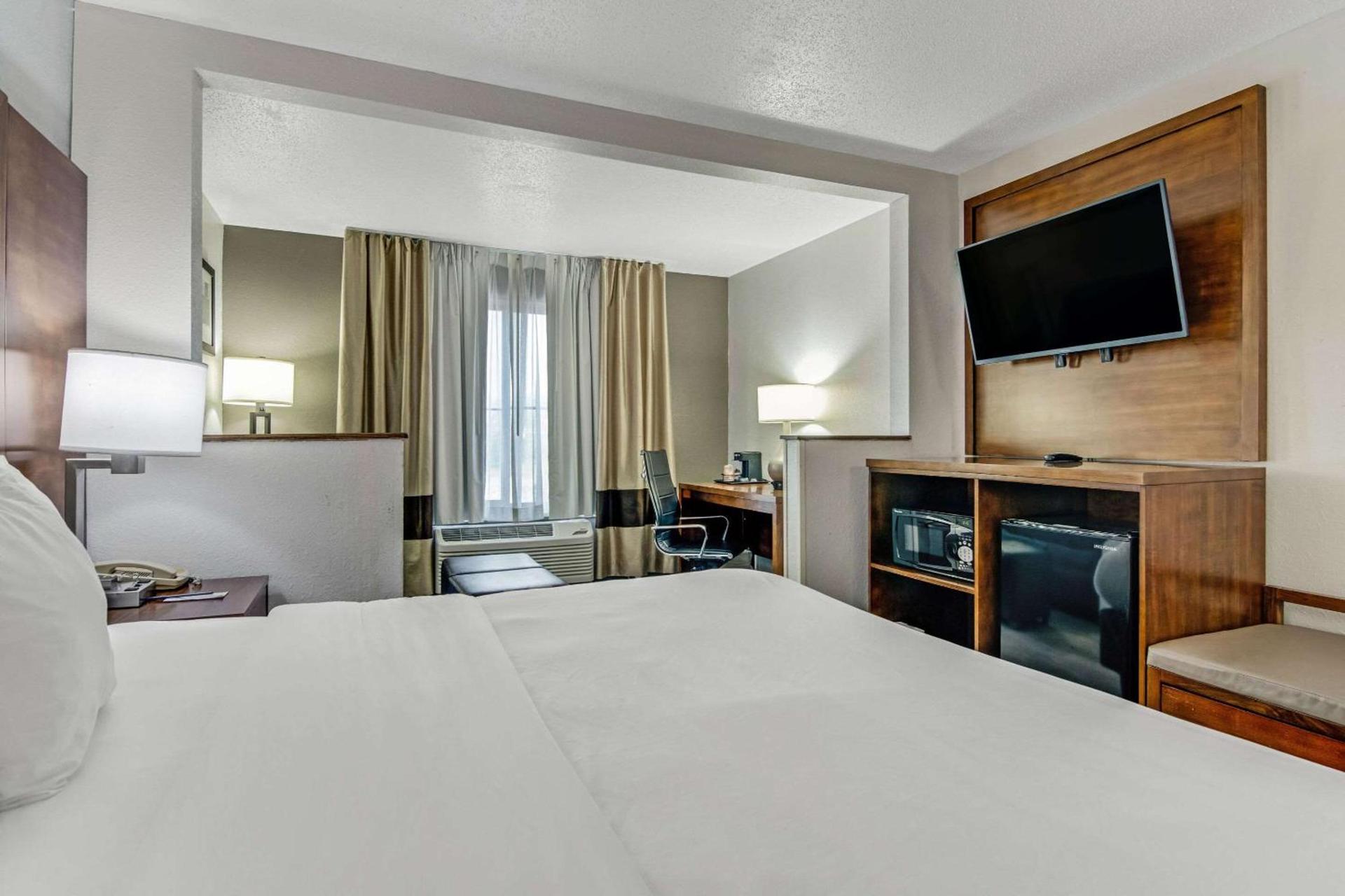 Comfort Suites near I-80 and I-94 photo 22