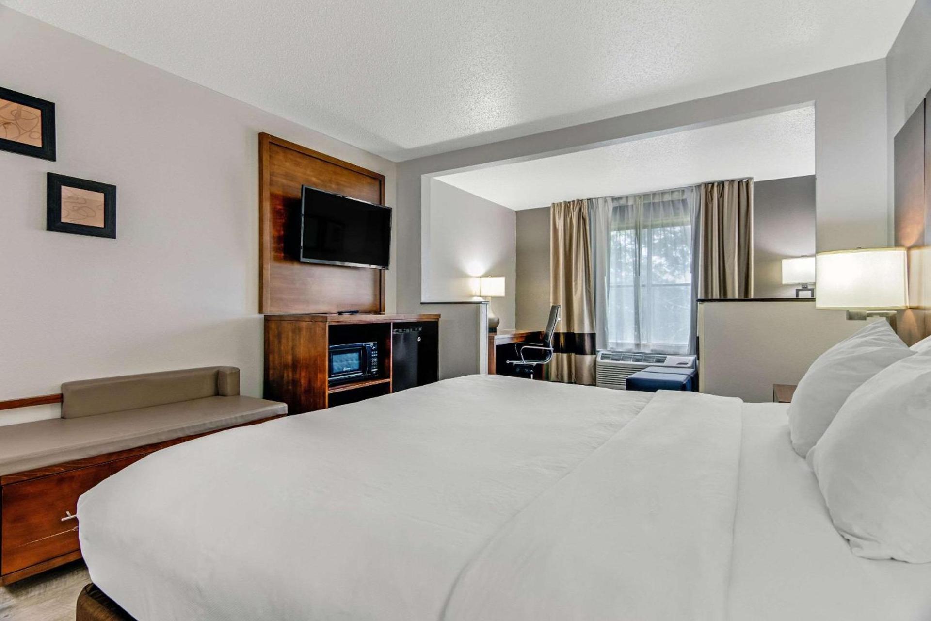 Comfort Suites near I-80 and I-94 photo 27