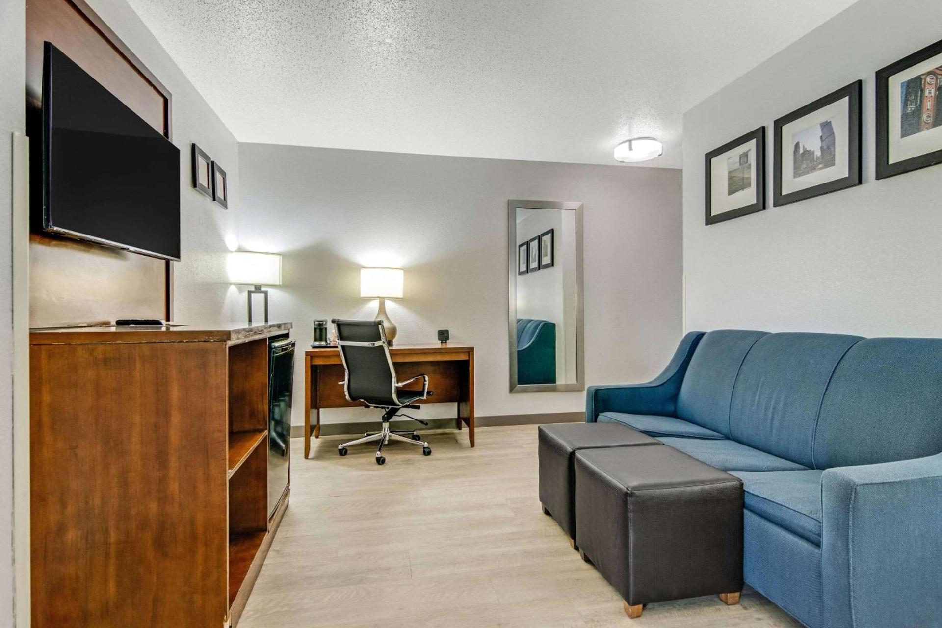 Comfort Suites near I-80 and I-94 photo 31
