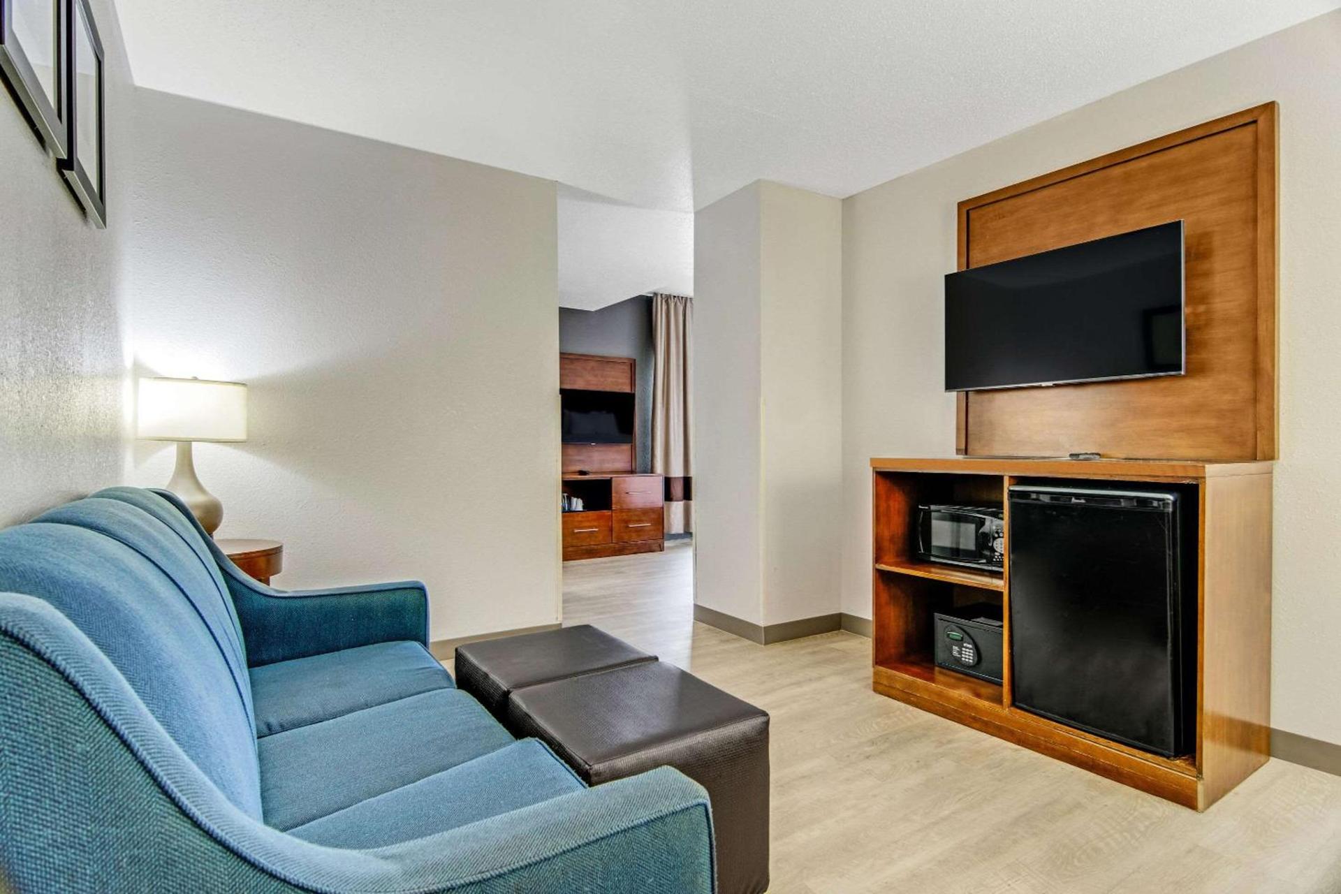 Comfort Suites near I-80 and I-94 photo 30